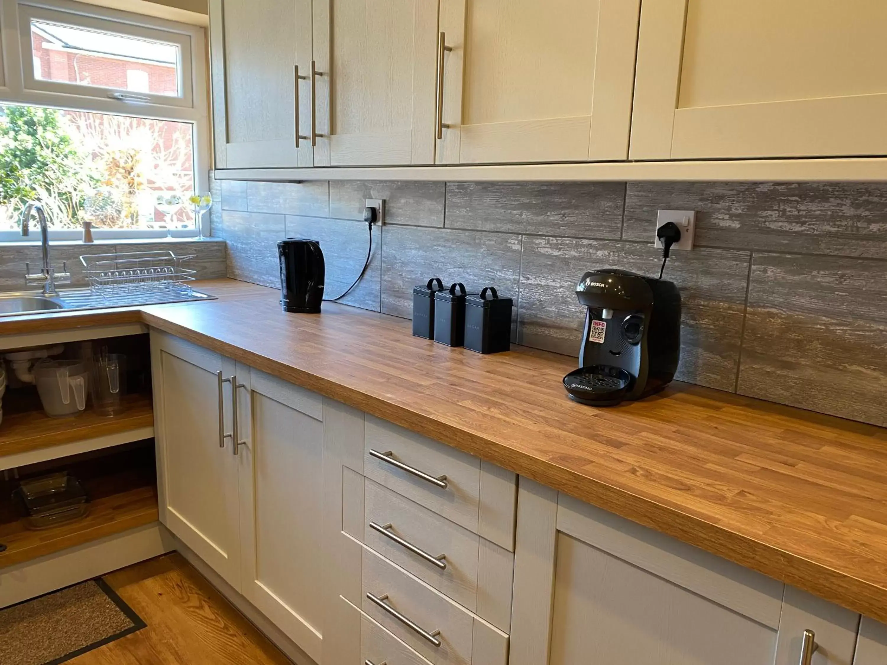 Communal kitchen, Kitchen/Kitchenette in The New Talbot Hotel