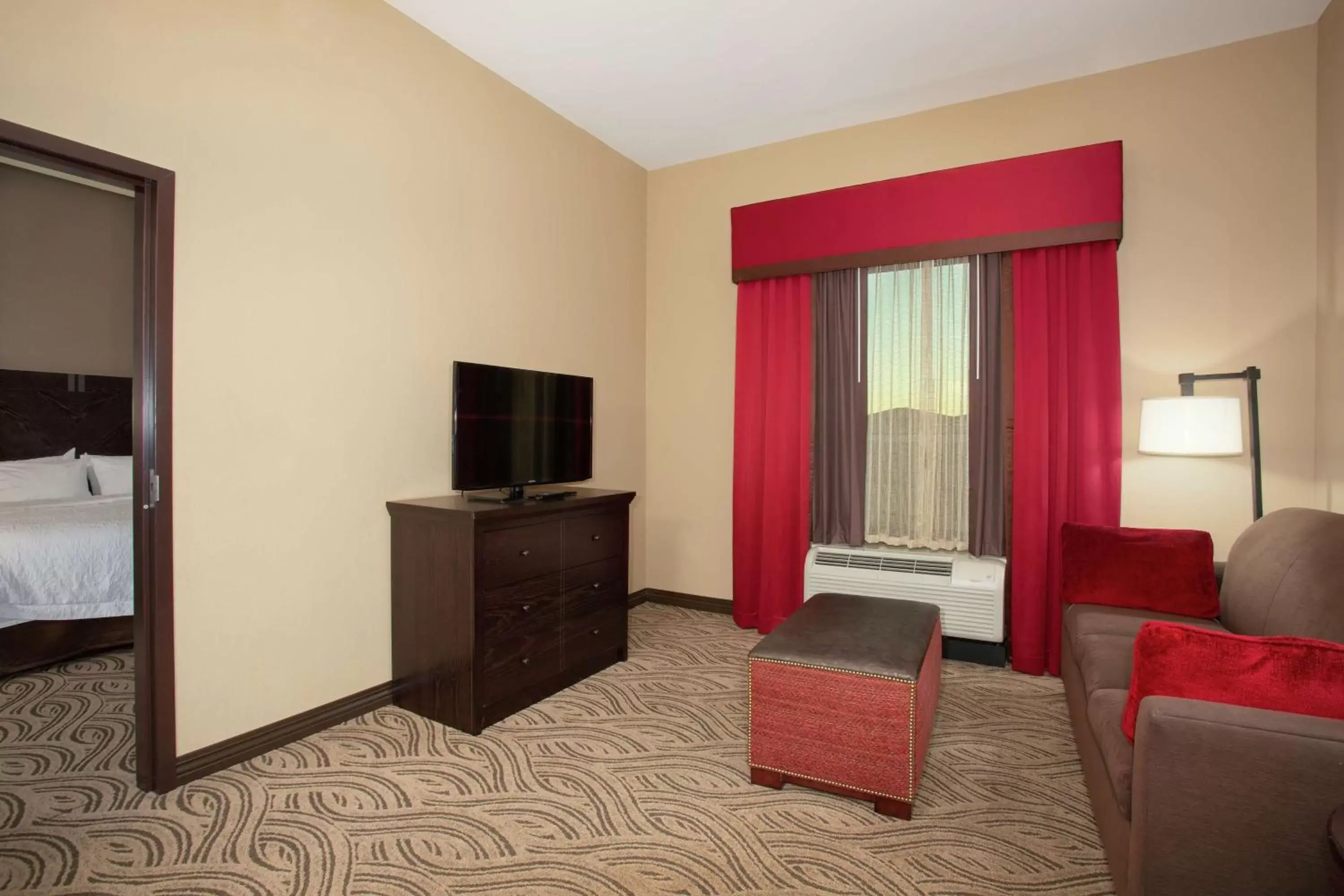 Bedroom, TV/Entertainment Center in Hampton Inn & Suites I-35/Mulvane