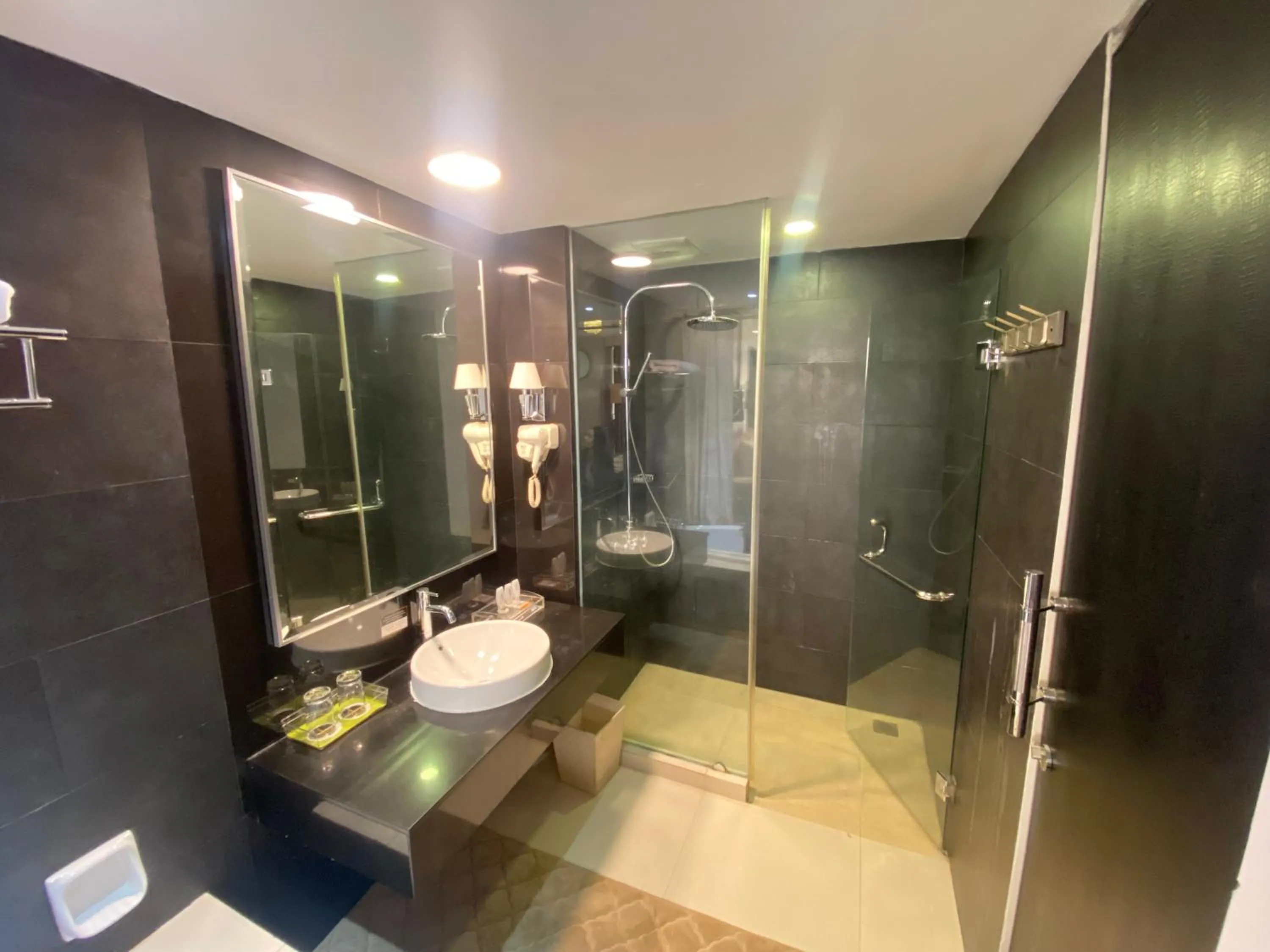 Shower in Amaroossa Cosmo Jakarta