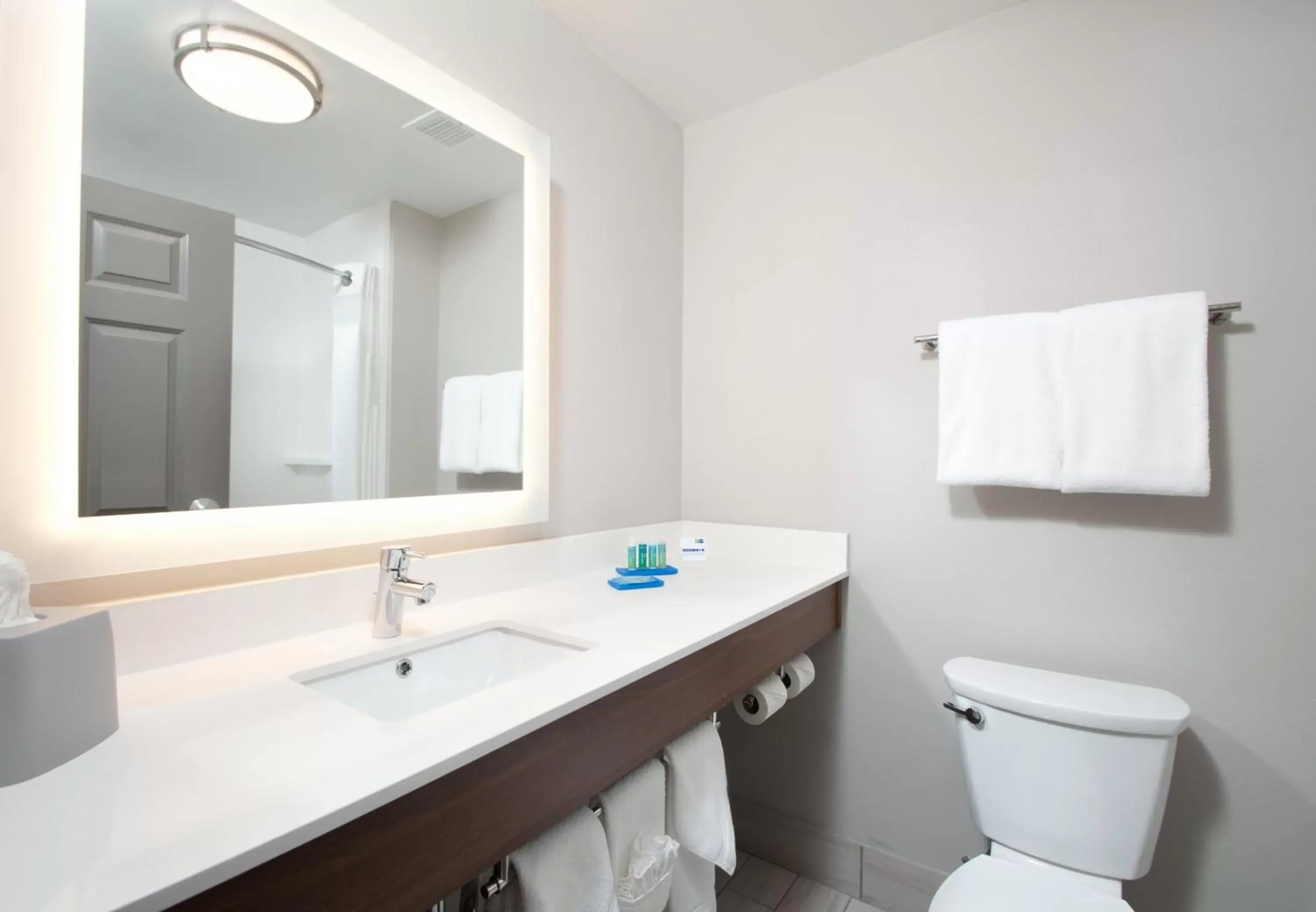 Photo of the whole room, Bathroom in Holiday Inn Express Quantico - Stafford, an IHG Hotel