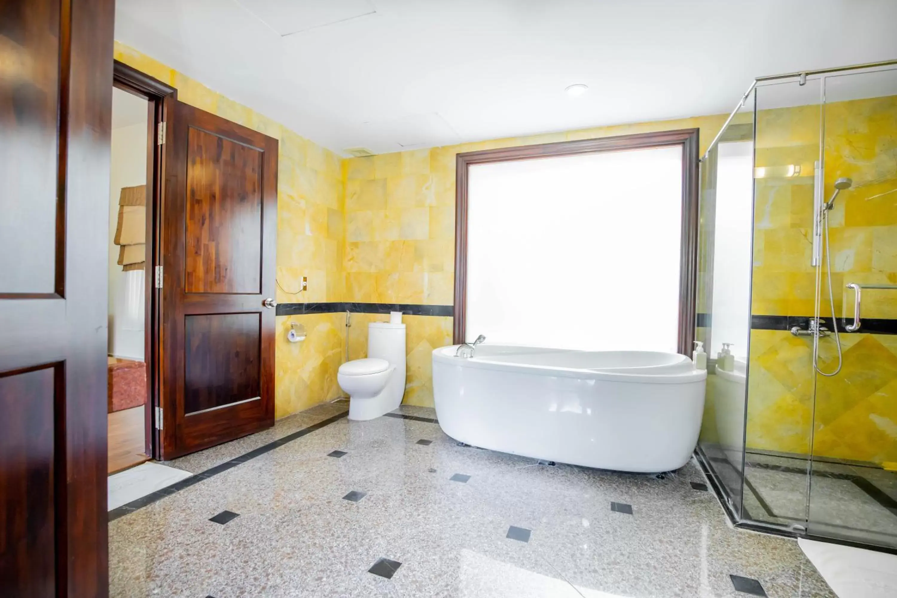 Hot Tub, Bathroom in Diamond Bay Resort & Spa