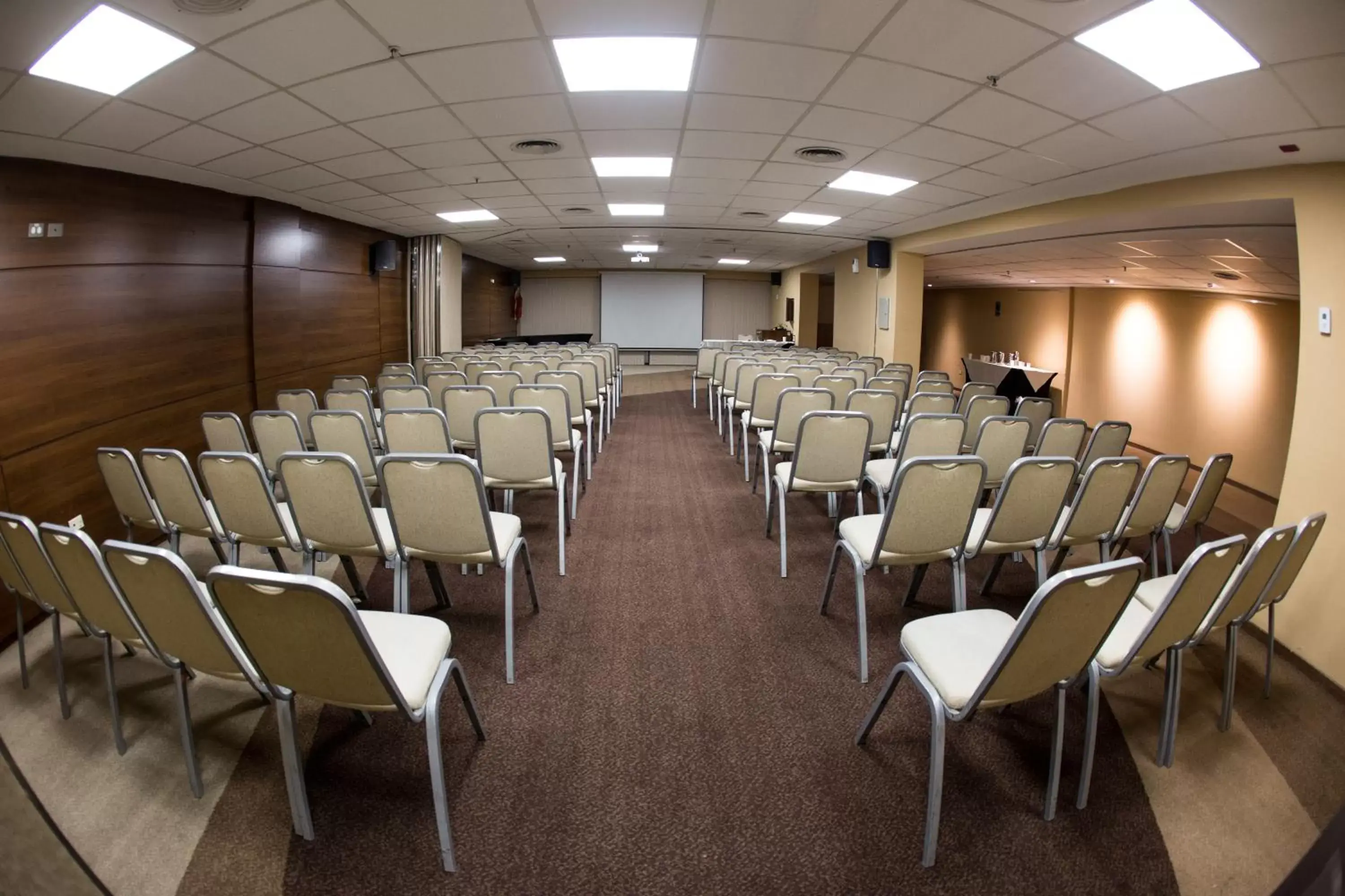 Business facilities in Howard Johnson La Cañada Hotel & Suites