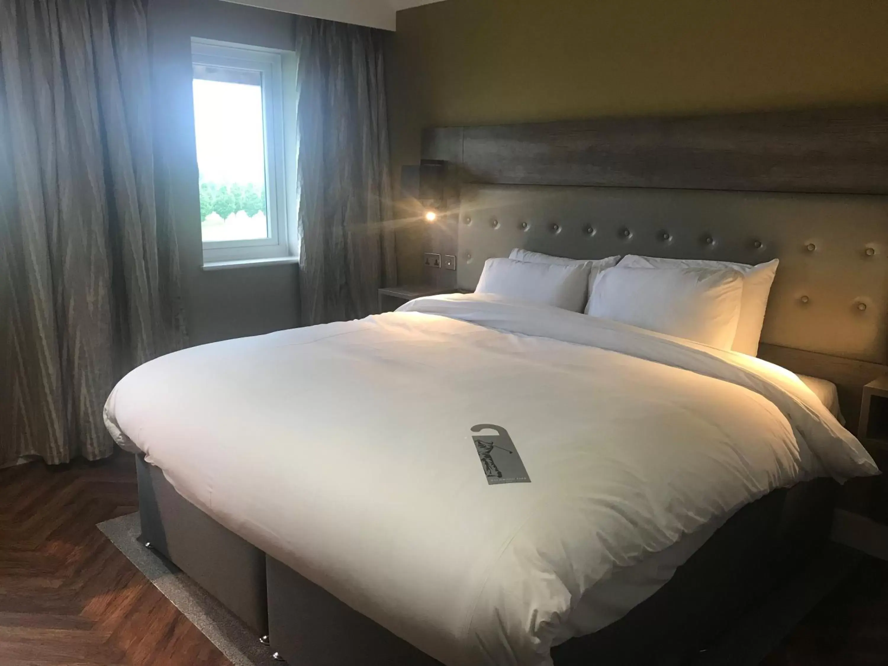 Bedroom, Bed in Wychwood Park Hotel and Golf Club