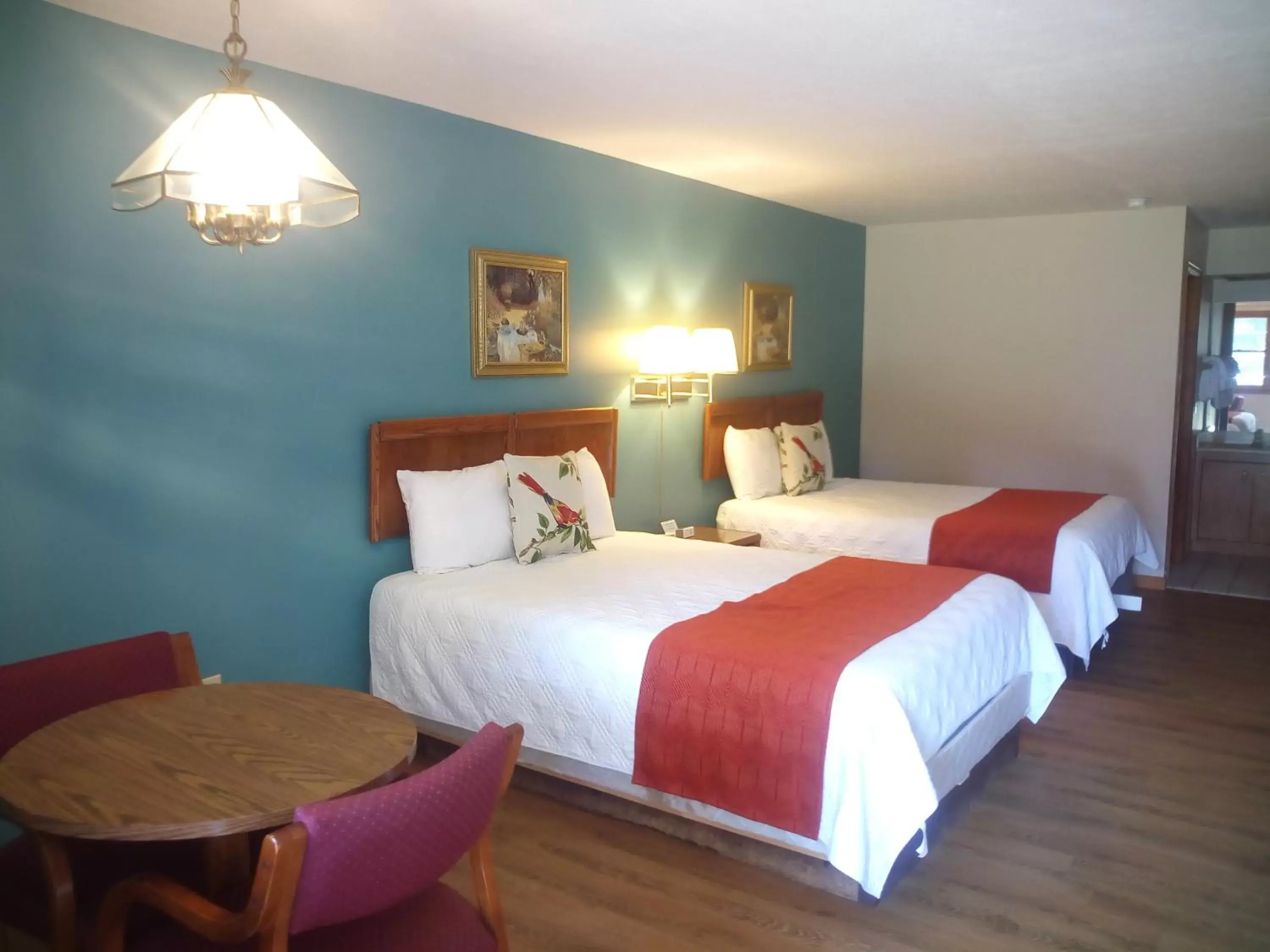 Bedroom, Bed in Meadowlark Motel with Restaurant & Bar