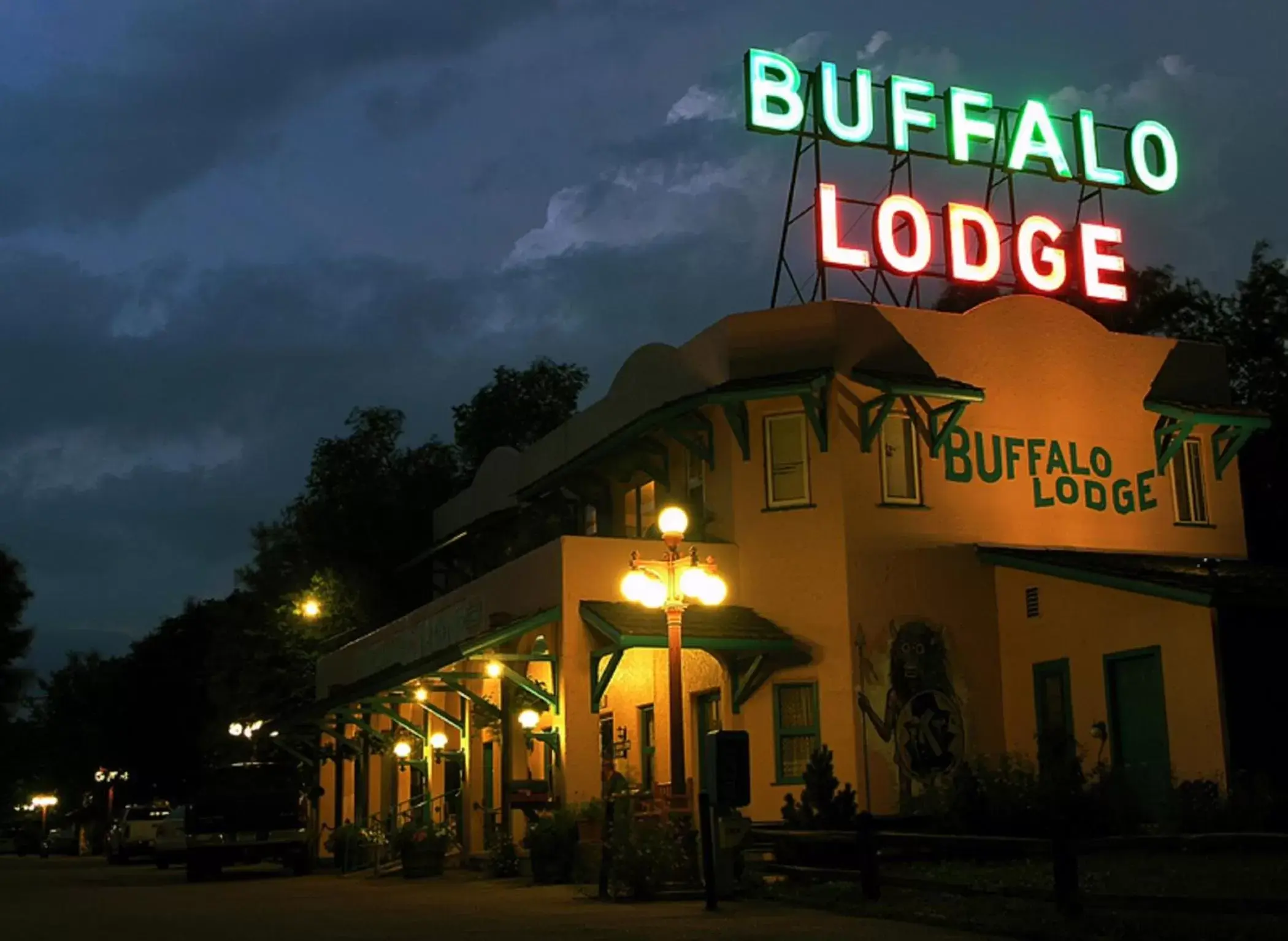 Property Building in Buffalo Lodge Bicycle Resort - Amazing access to local trails & the Garden