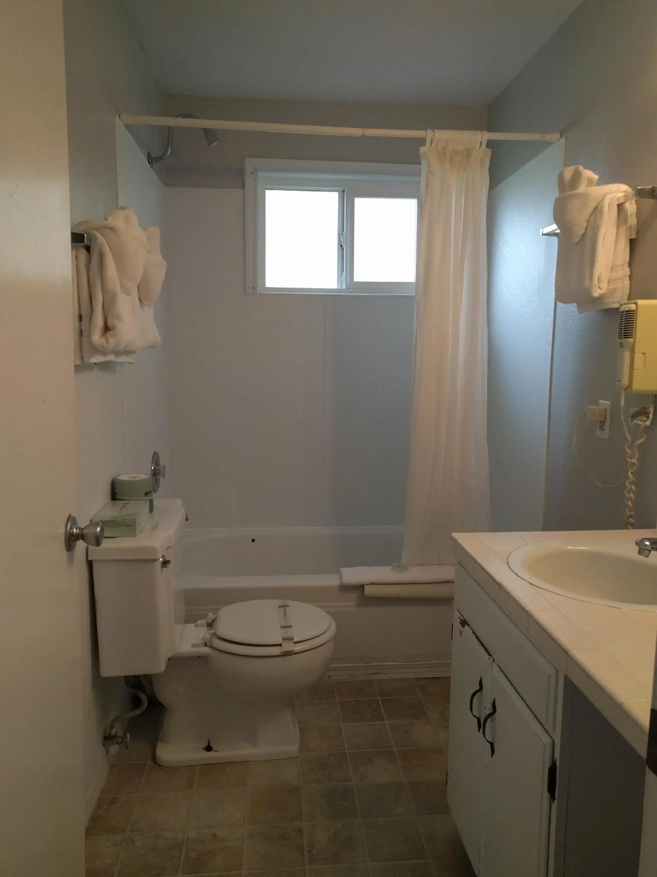 Toilet, Bathroom in Ocean Shores Inn & Suites