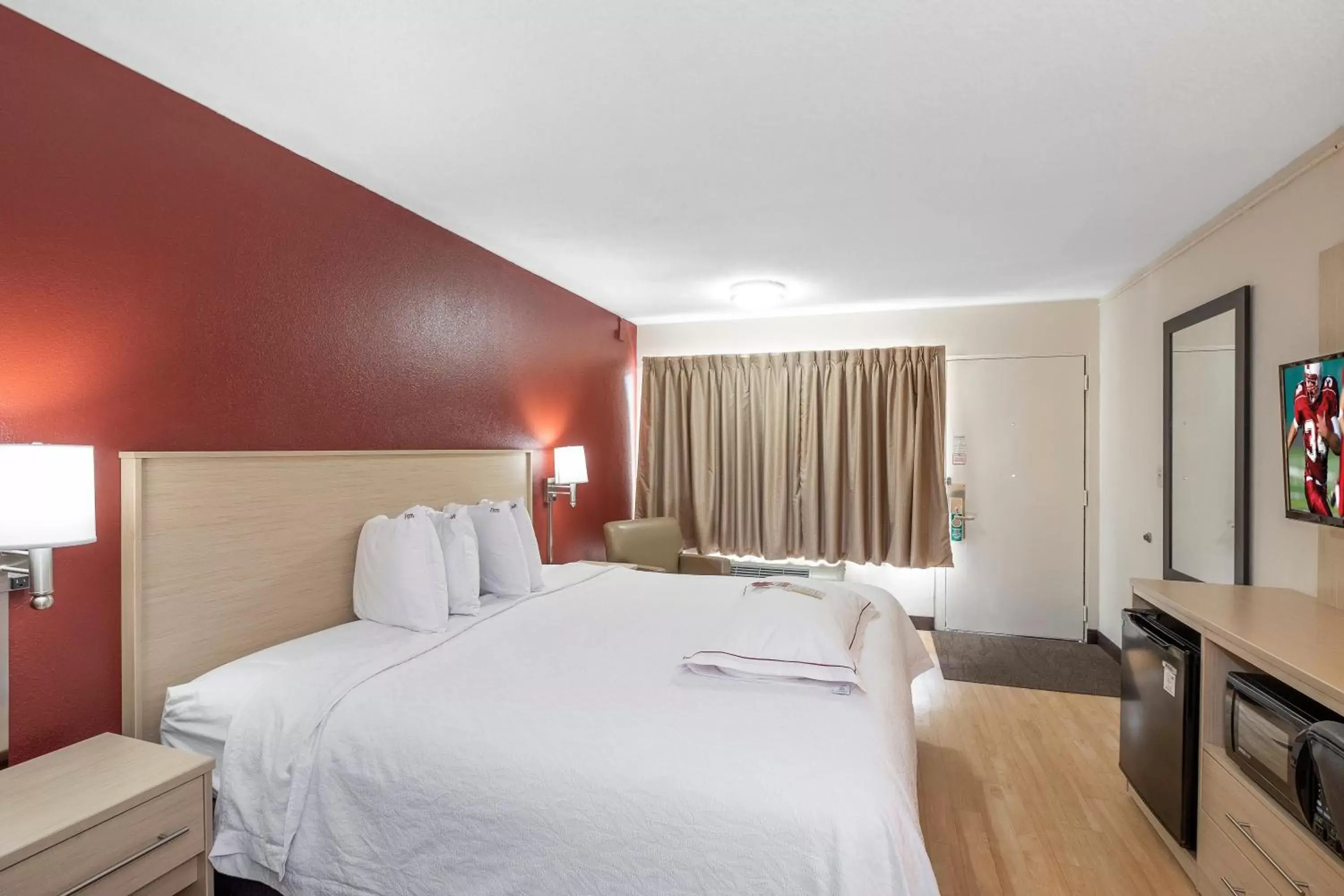 Photo of the whole room, Bed in Red Roof Inn PLUS+ & Suites Naples Downtown-5th Ave S