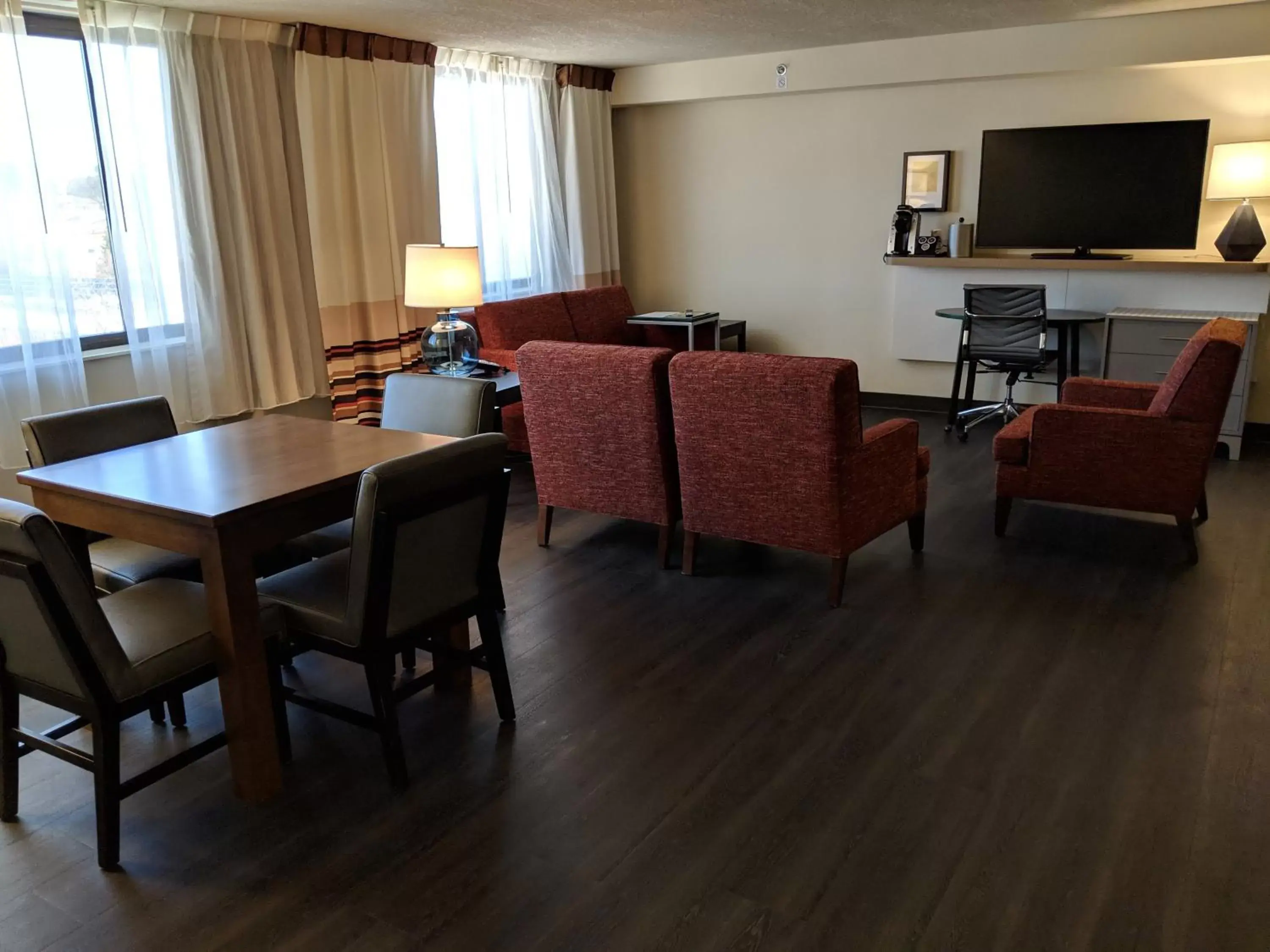 Photo of the whole room, Seating Area in Holiday Inn Champaign, an IHG Hotel