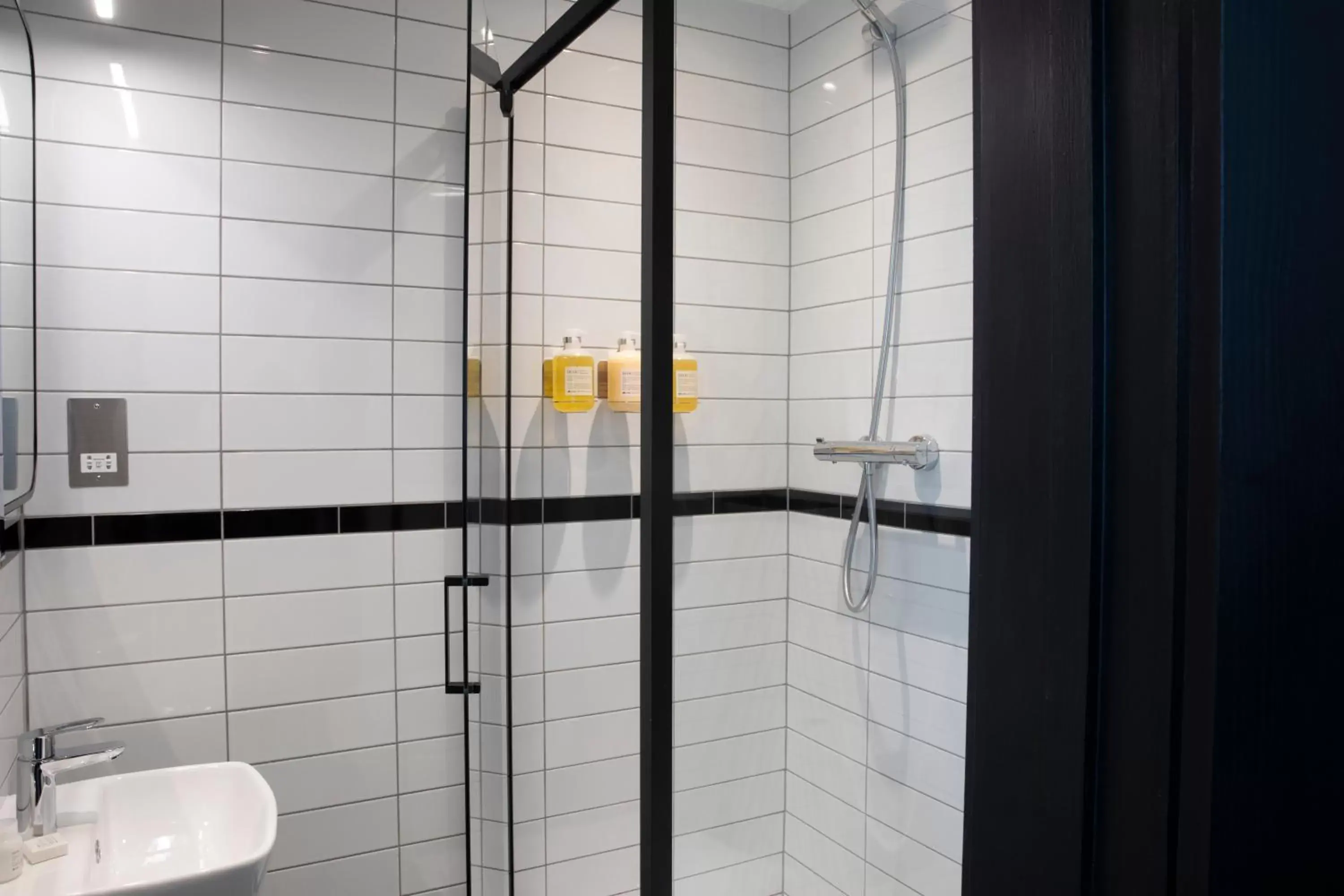 Shower, Bathroom in Bedford Corner Hotel