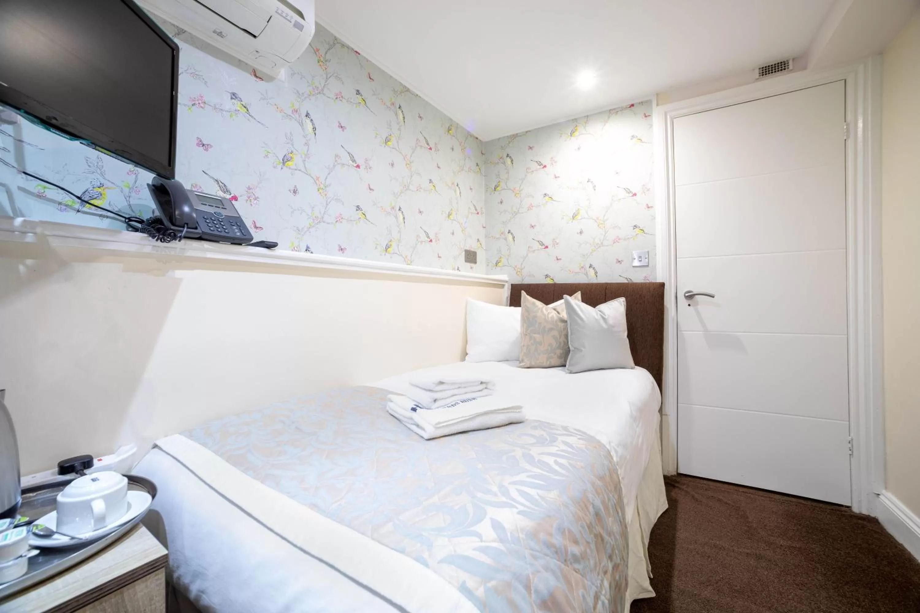 Bedroom, Bed in Hotel Shepherds Bush London