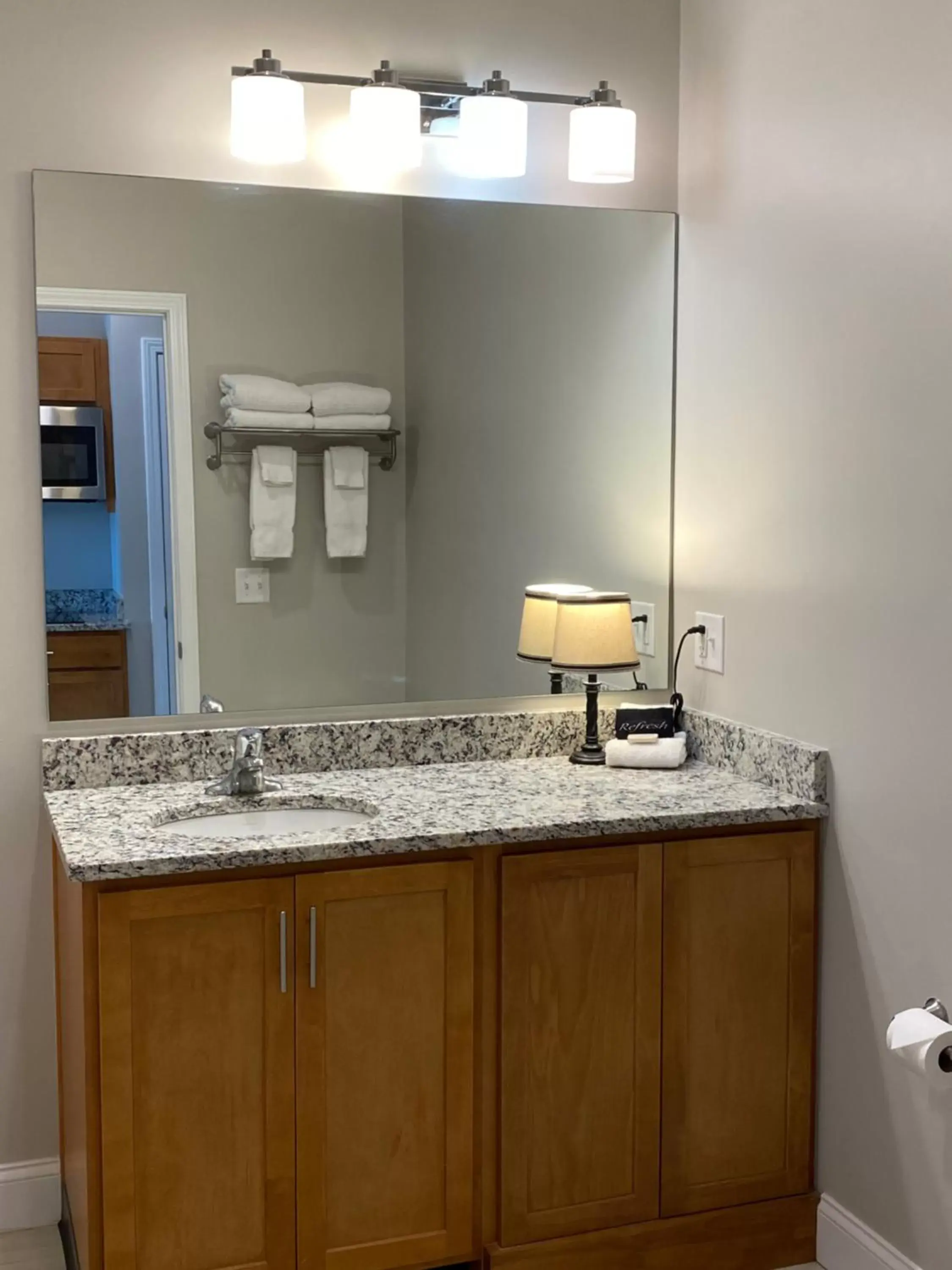 Bathroom, Kitchen/Kitchenette in River Hotel of Southport