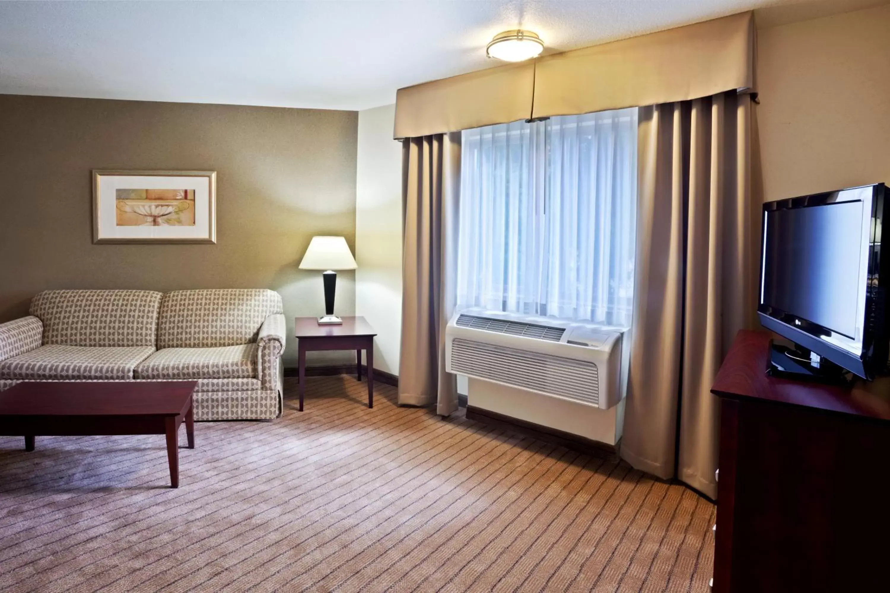 Photo of the whole room, Seating Area in Holiday Inn Express Portland South - Lake Oswego, an IHG Hotel