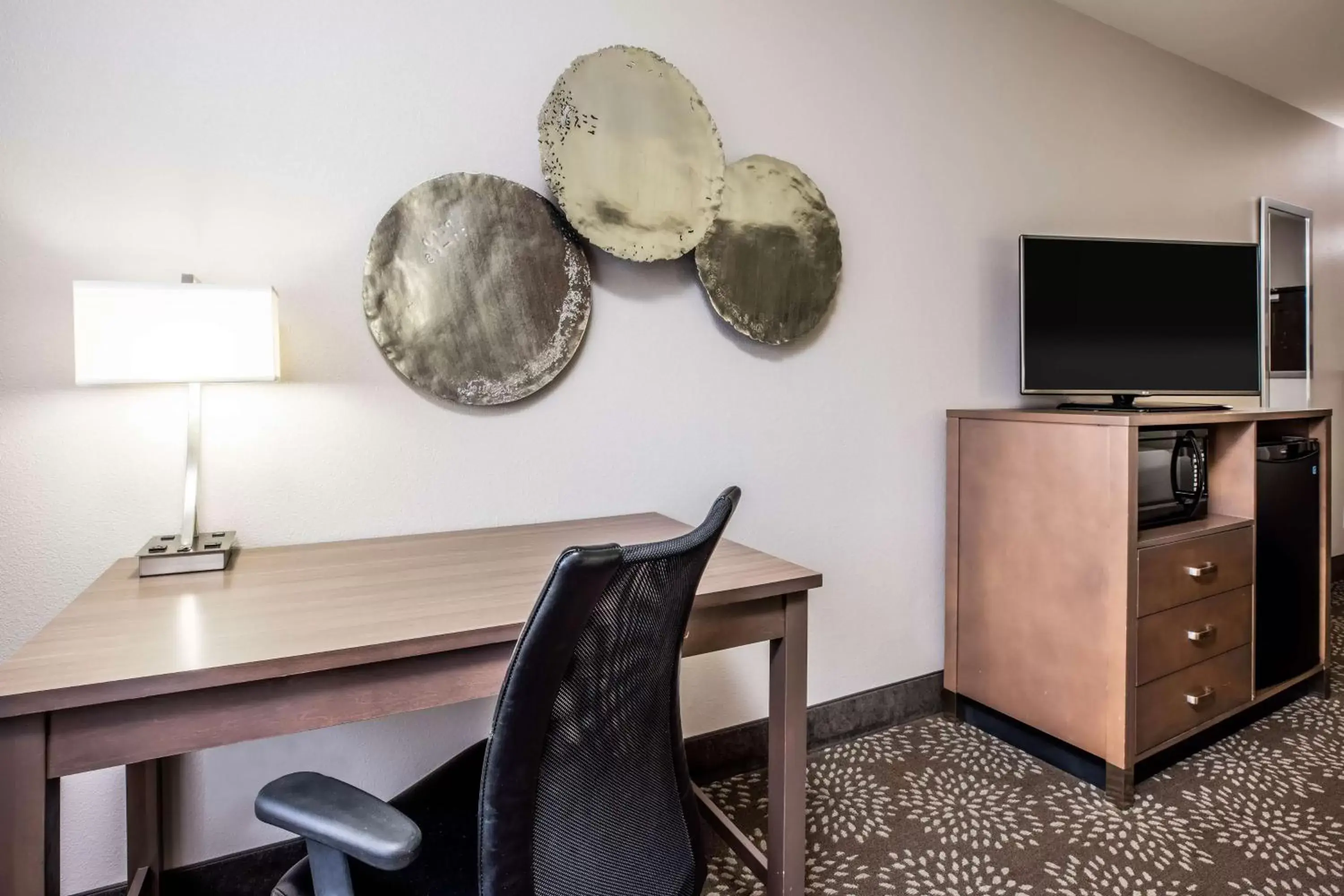 Photo of the whole room, TV/Entertainment Center in Best Western Plus Spokane North