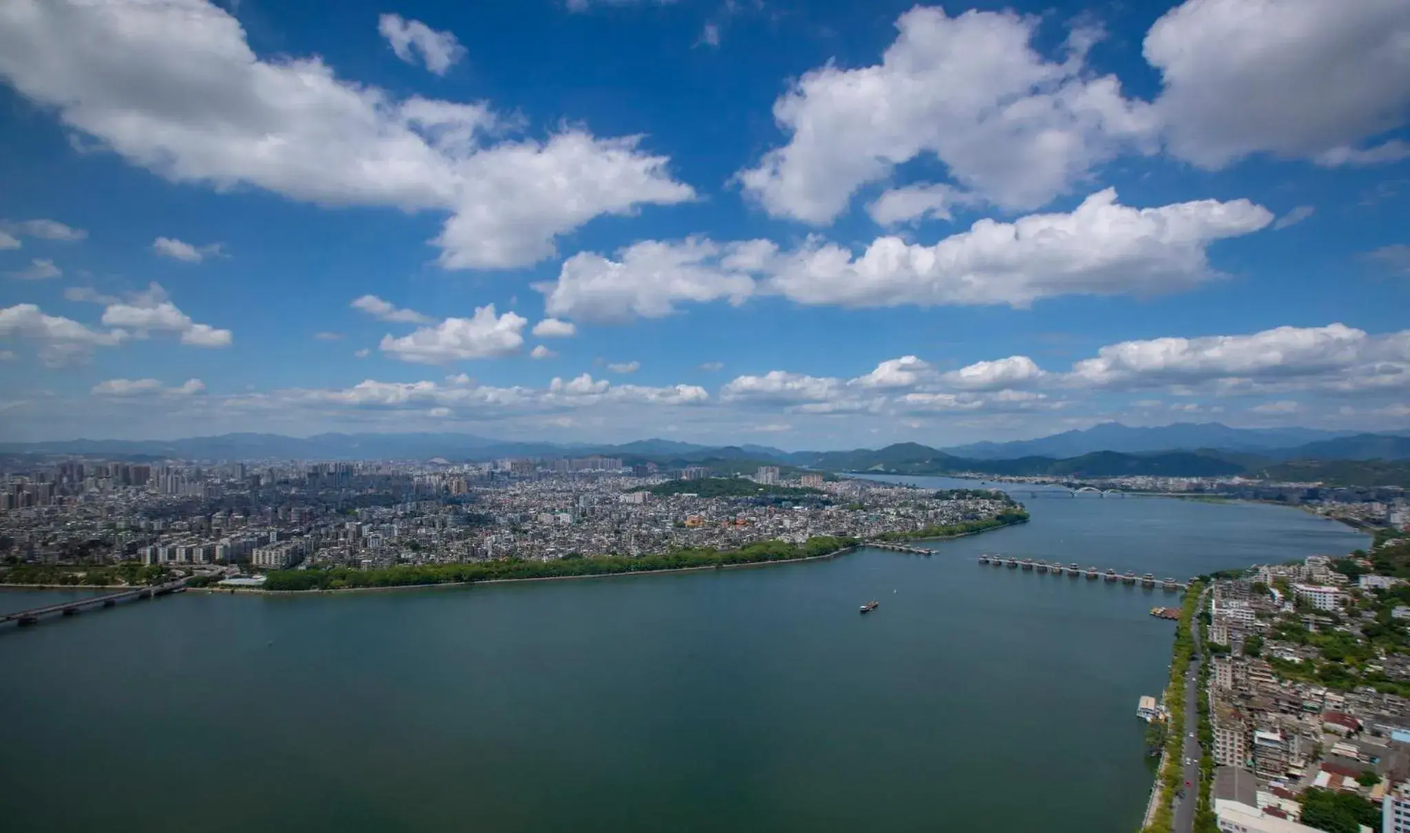 Property building in Crowne Plaza Chaozhou Riverside by IHG Property building in Crowne Plaza Chaozhou Riverside by IHG