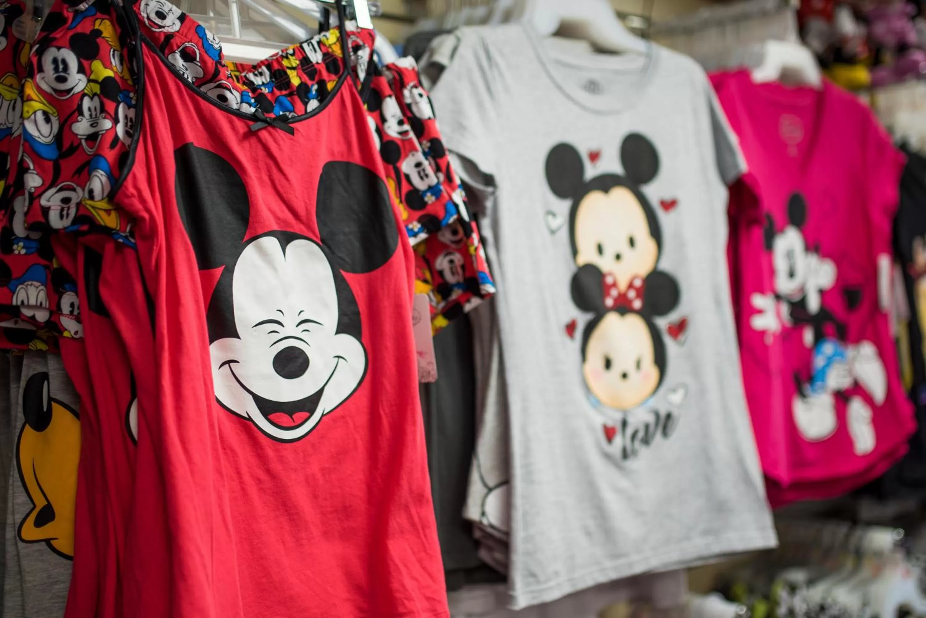 On-site shops in Howard Johnson by Wyndham Anaheim Hotel and Water Playground