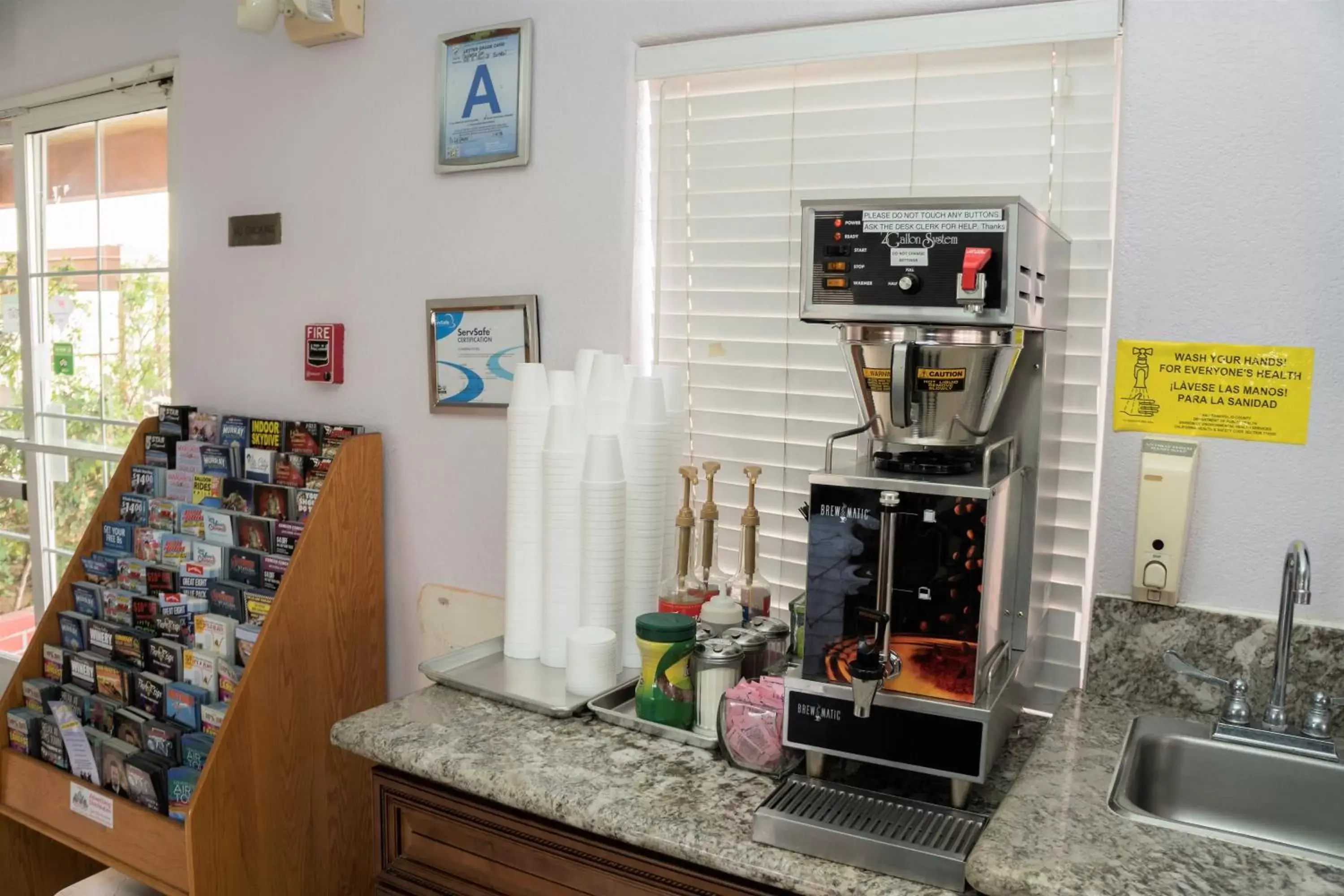 Kitchen/Kitchenette in California Inn Barstow