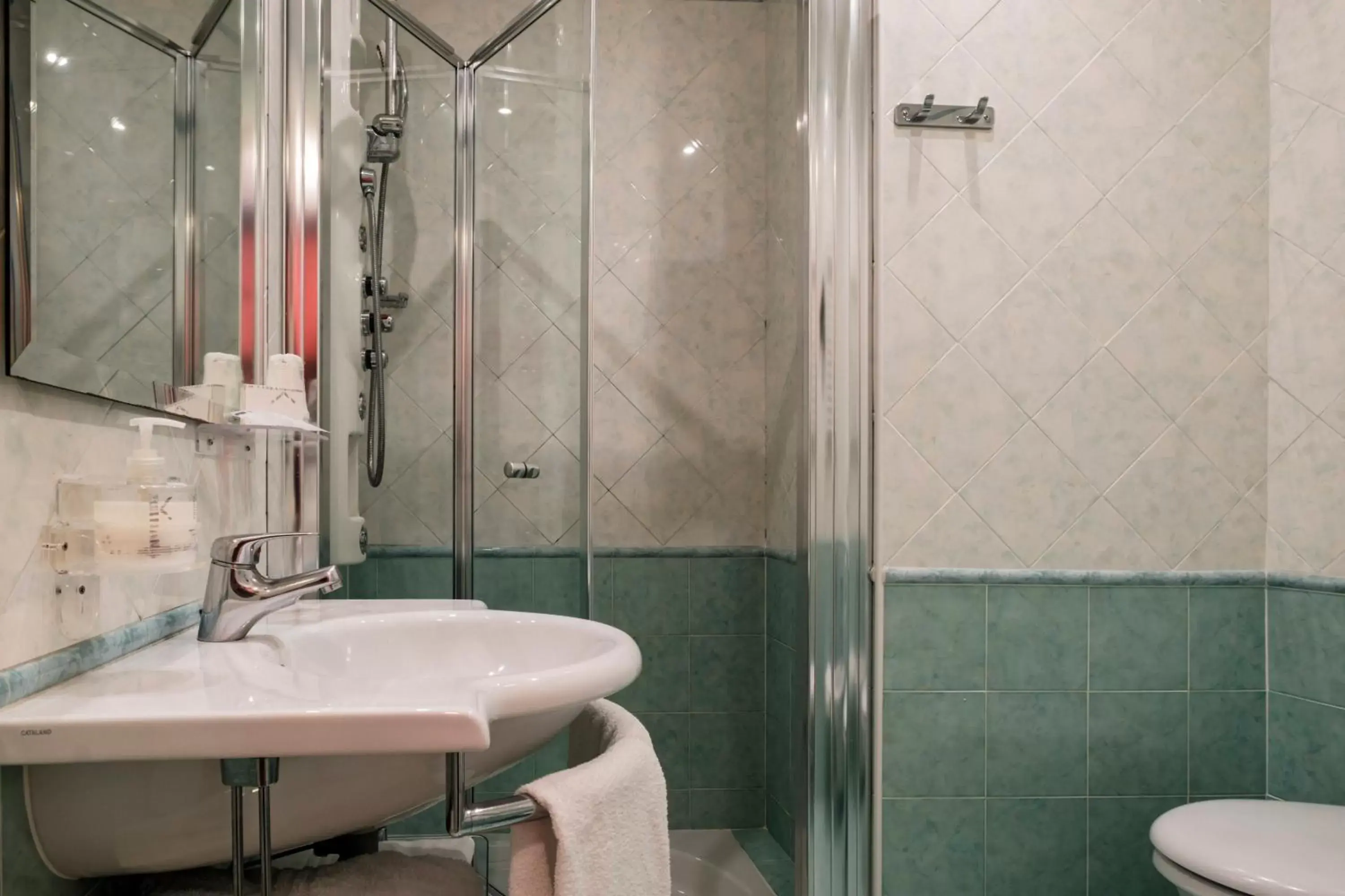 Shower, Bathroom in Hotel Augustus