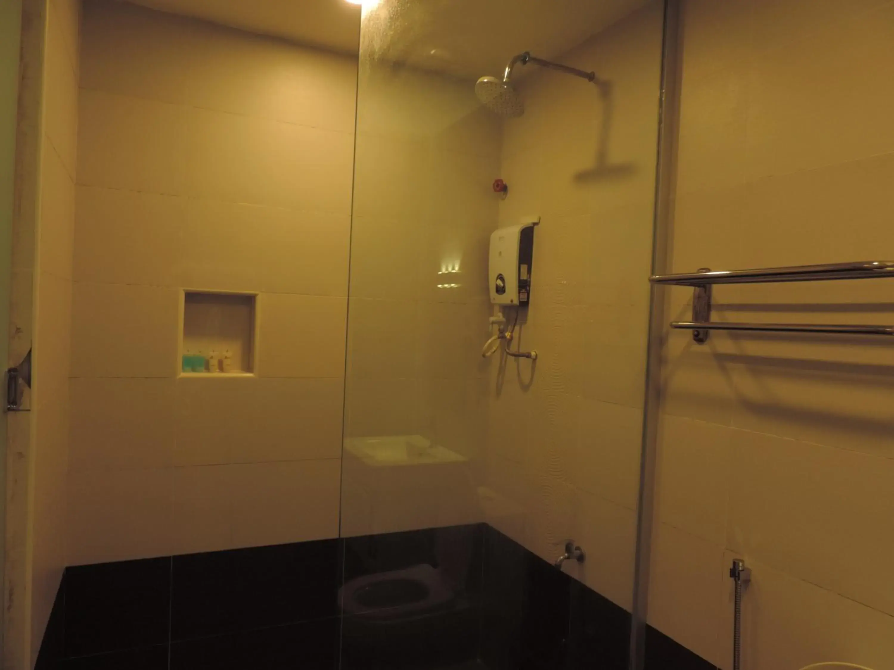 Bathroom in Golden Leaf Hotel Danga Bay 5 minutes Hospital Hsa,Zoo,Angsana Mall,20 minutes Utm, Legoland