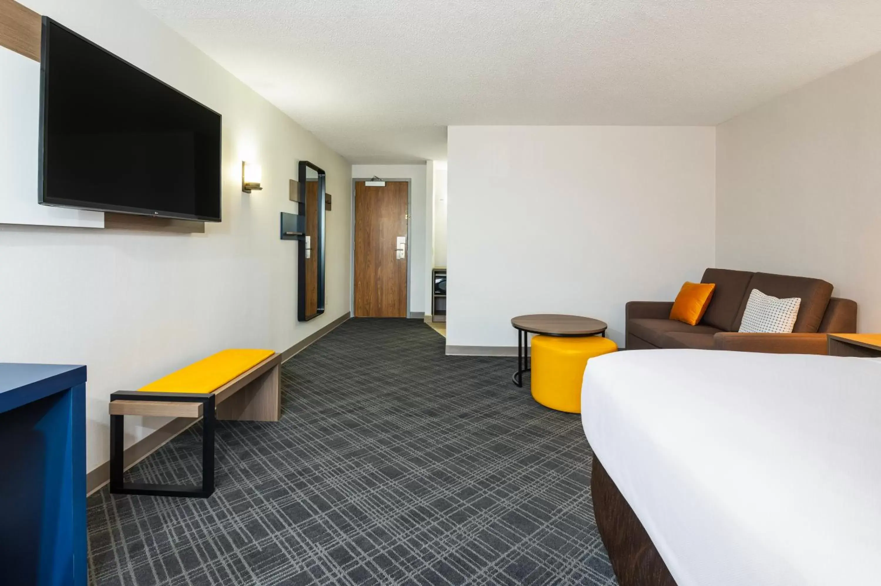 Bedroom, TV/Entertainment Center in Comfort Inn & Suites Barrie