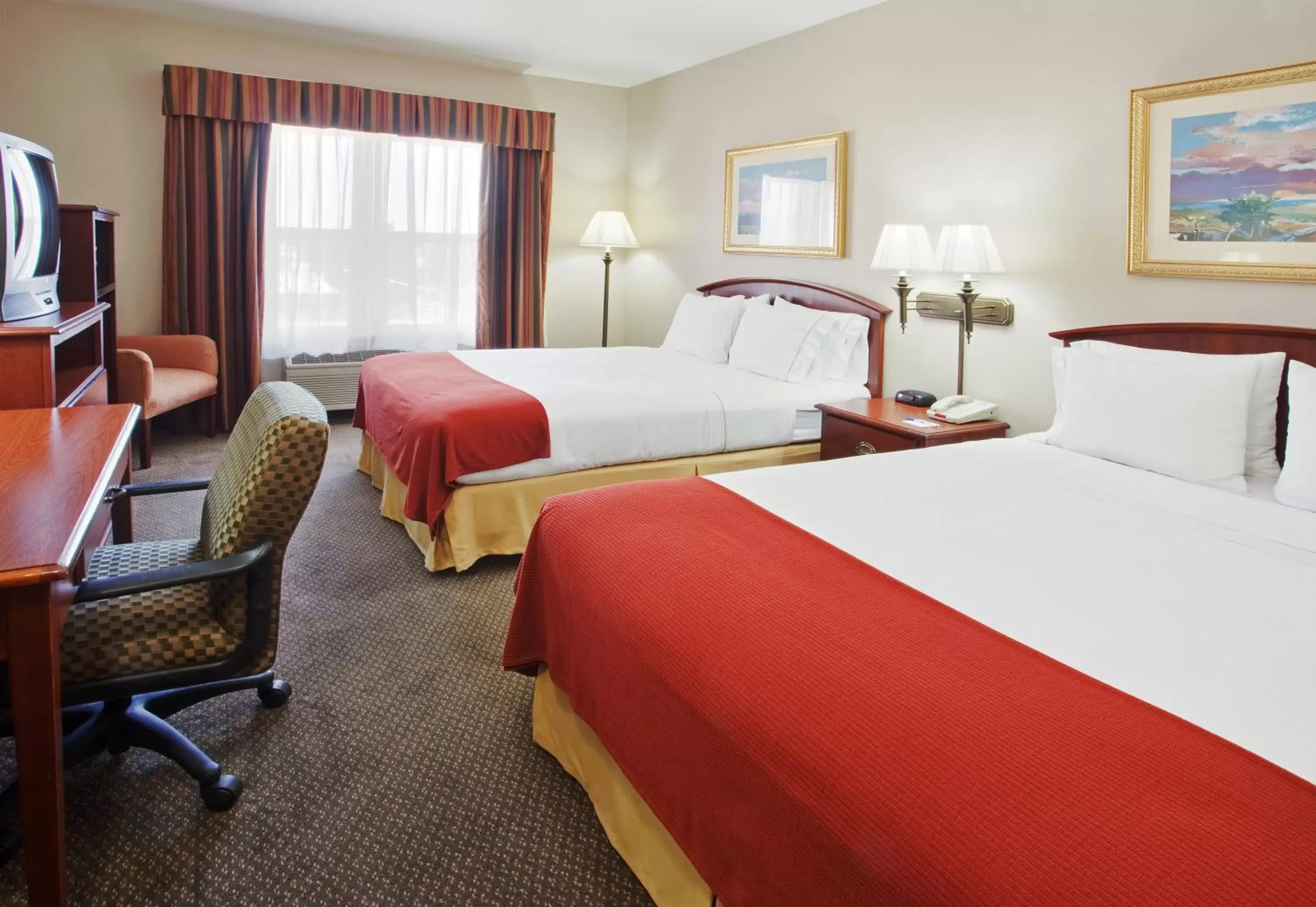 Photo of the whole room, Bed in Holiday Inn Express- West Sacramento, an IHG Hotel