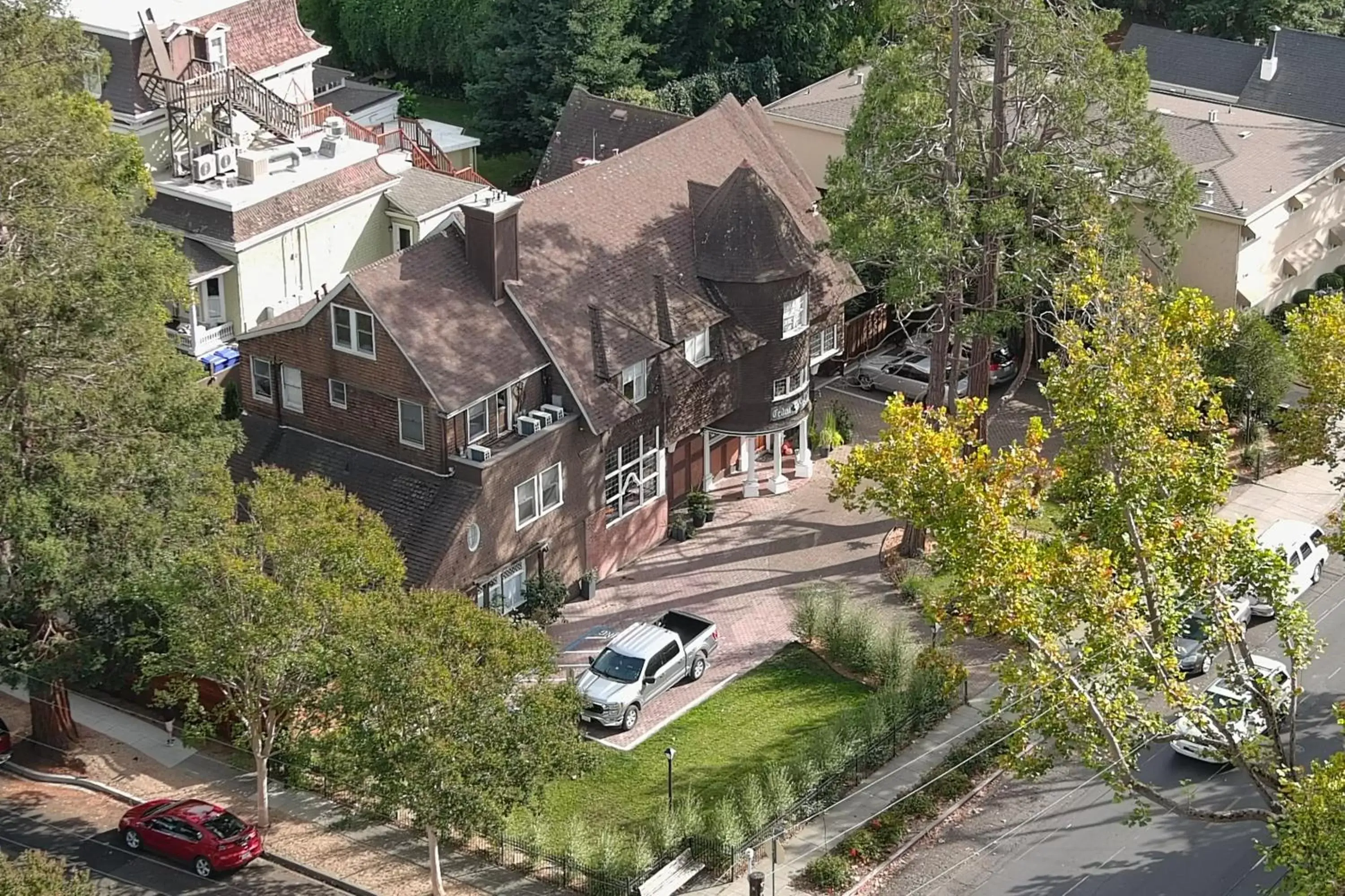 Bird's-eye View in Cedar Gables Inn