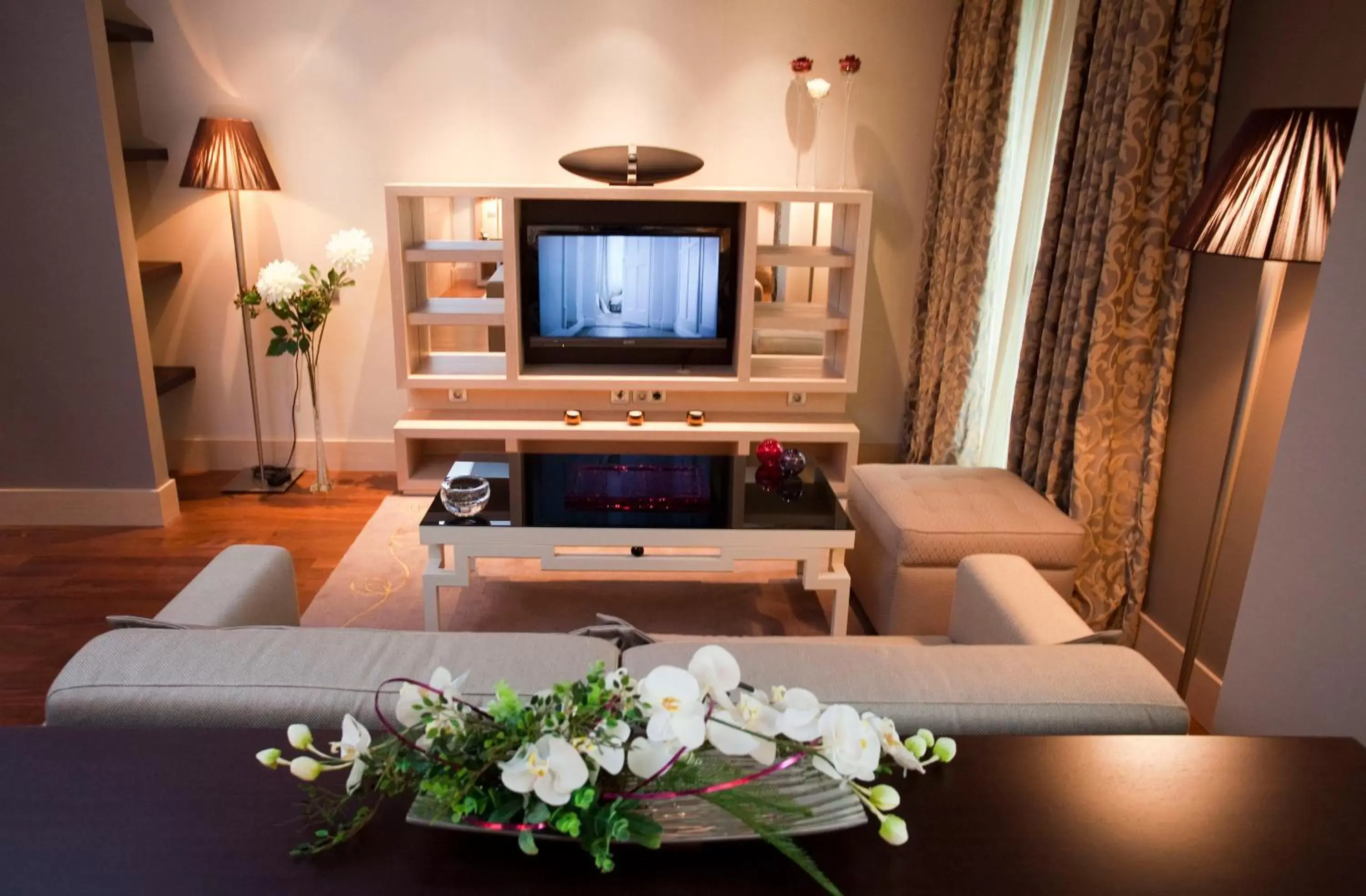 Photo of the whole room, TV/Entertainment Center in Nexus Valladolid Suites & Hotel