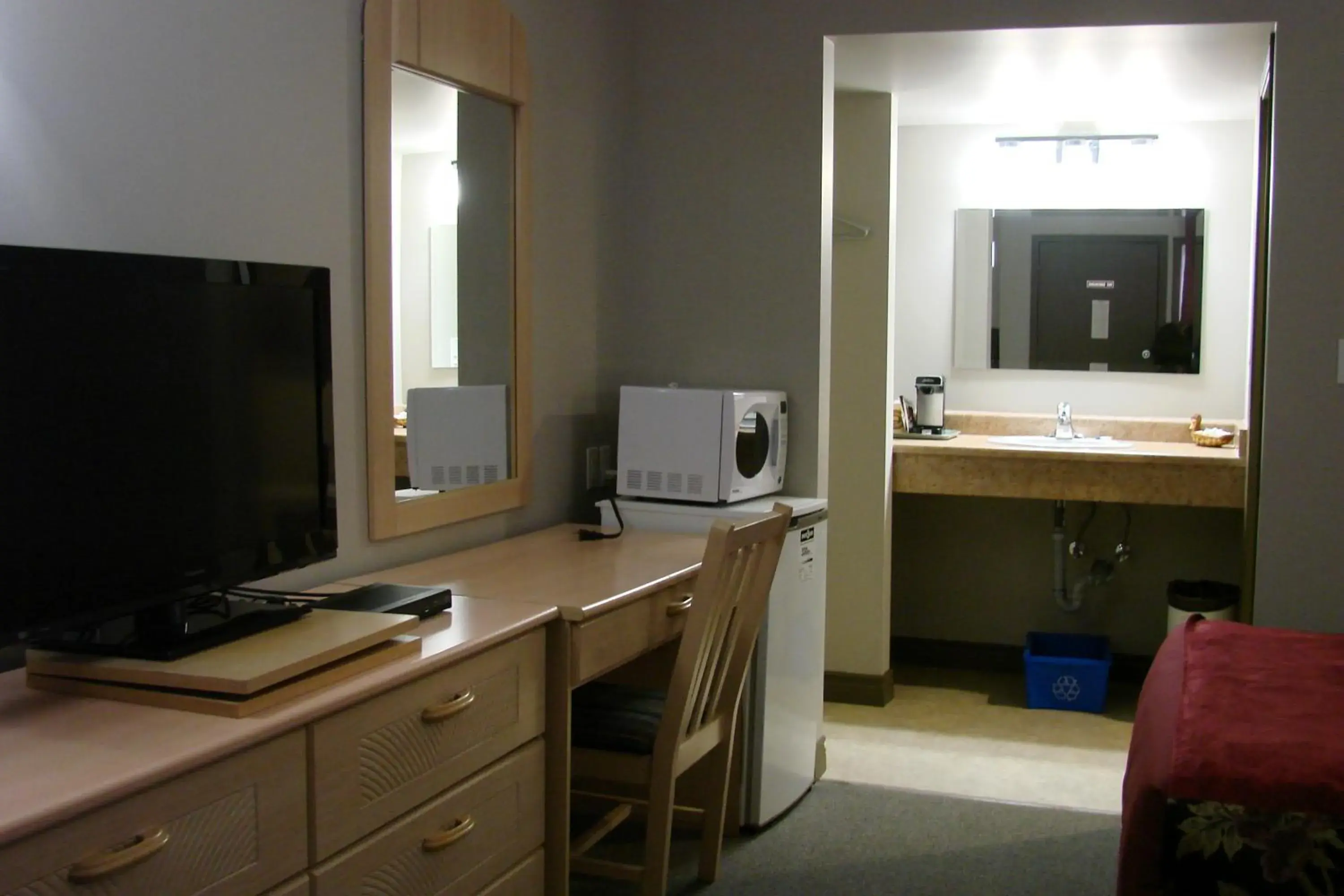 Bedroom, TV/Entertainment Center in Greenhead Motel & Restaurant