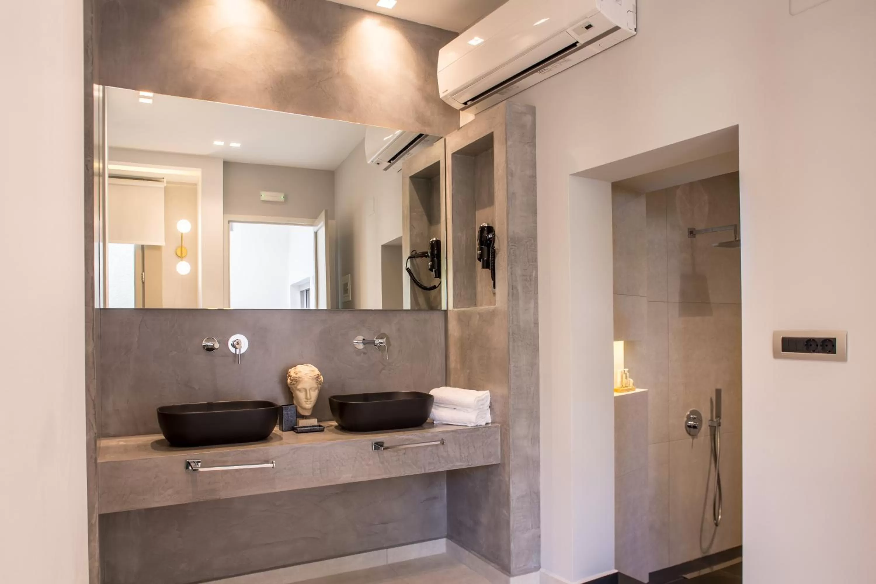 Shower in Gambello Luxury Rooms