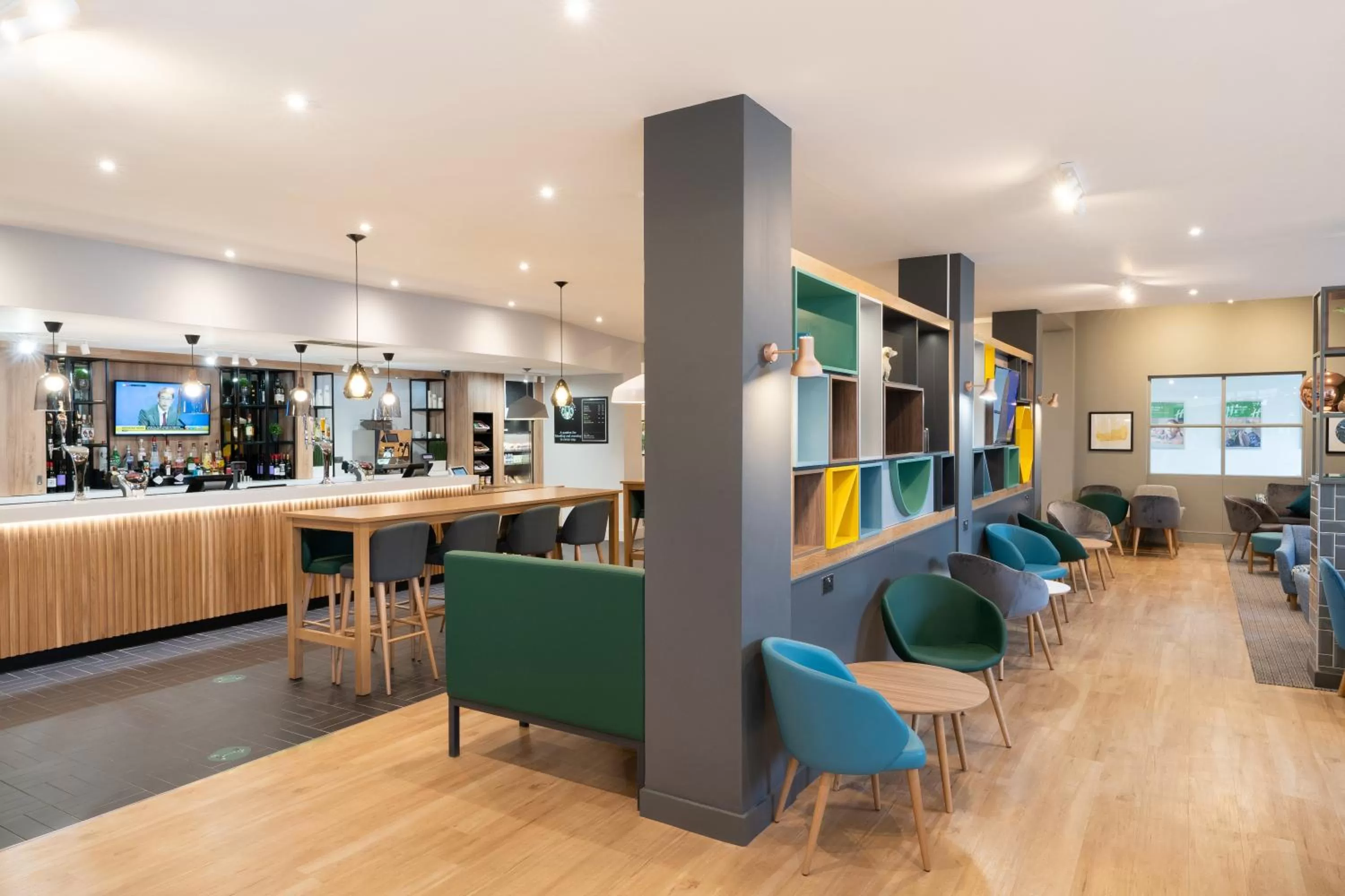 Lounge or bar in Holiday Inn Gloucester - Cheltenham by IHG