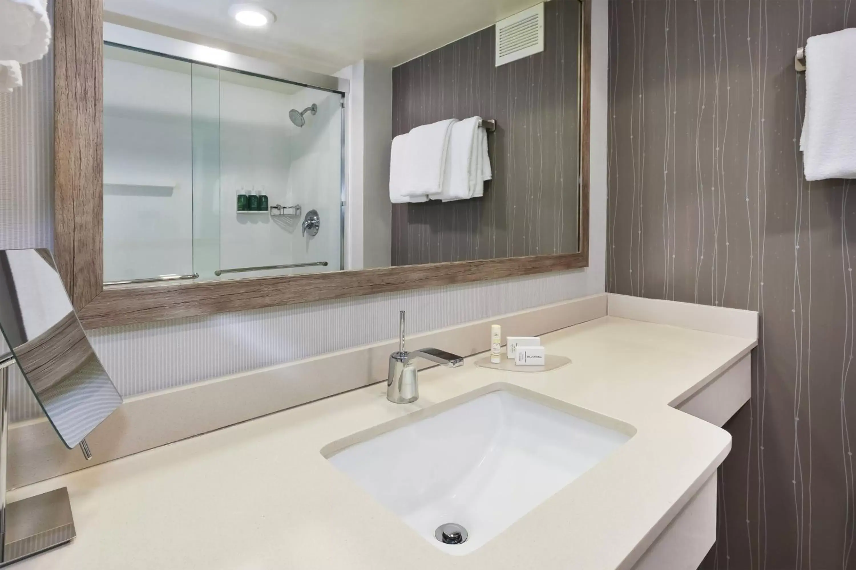 Bathroom in Courtyard by Marriott Secaucus Meadowlands