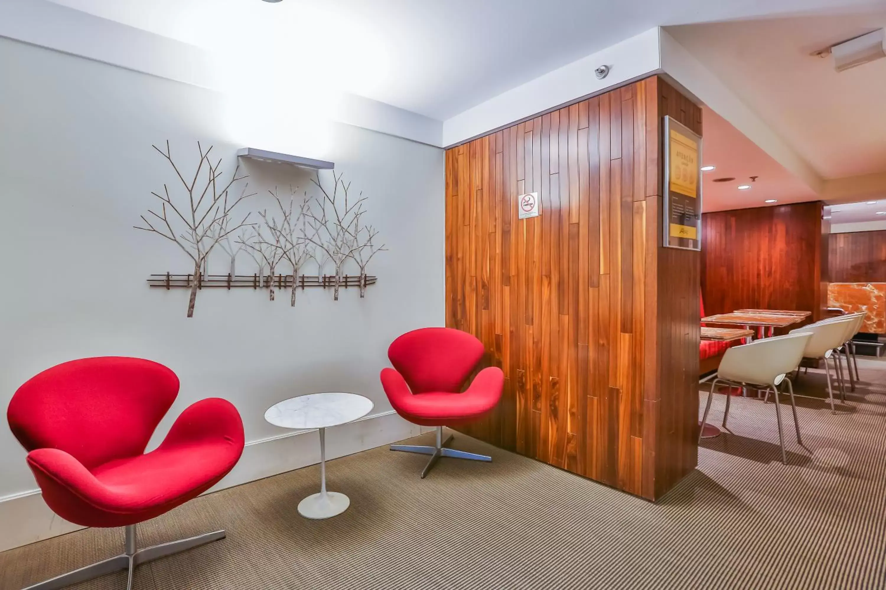 Seating area in Comfort Suites Brasília