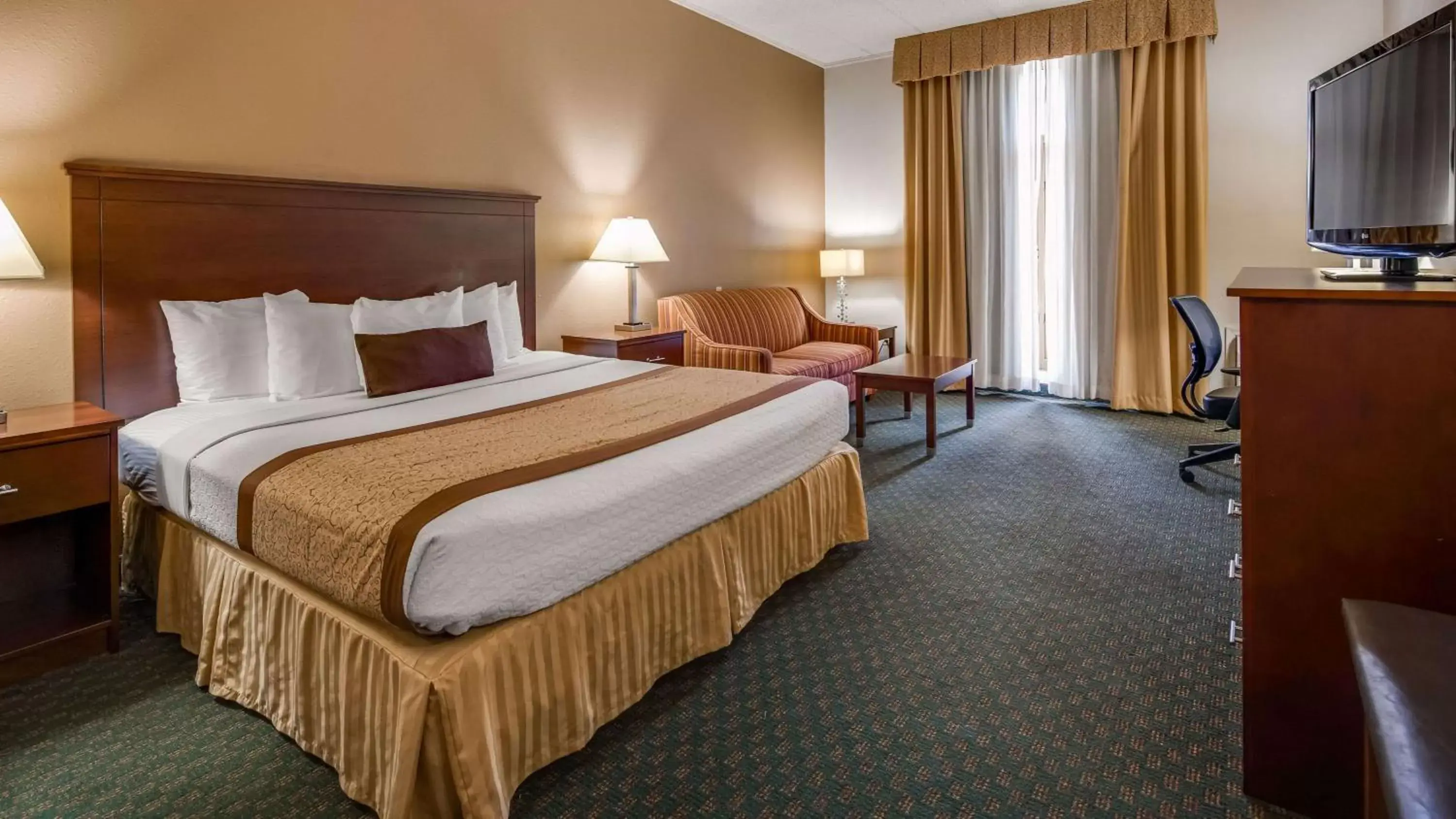 Photo of the whole room, Bed in Best Western PLUS Governor's Inn Richmond