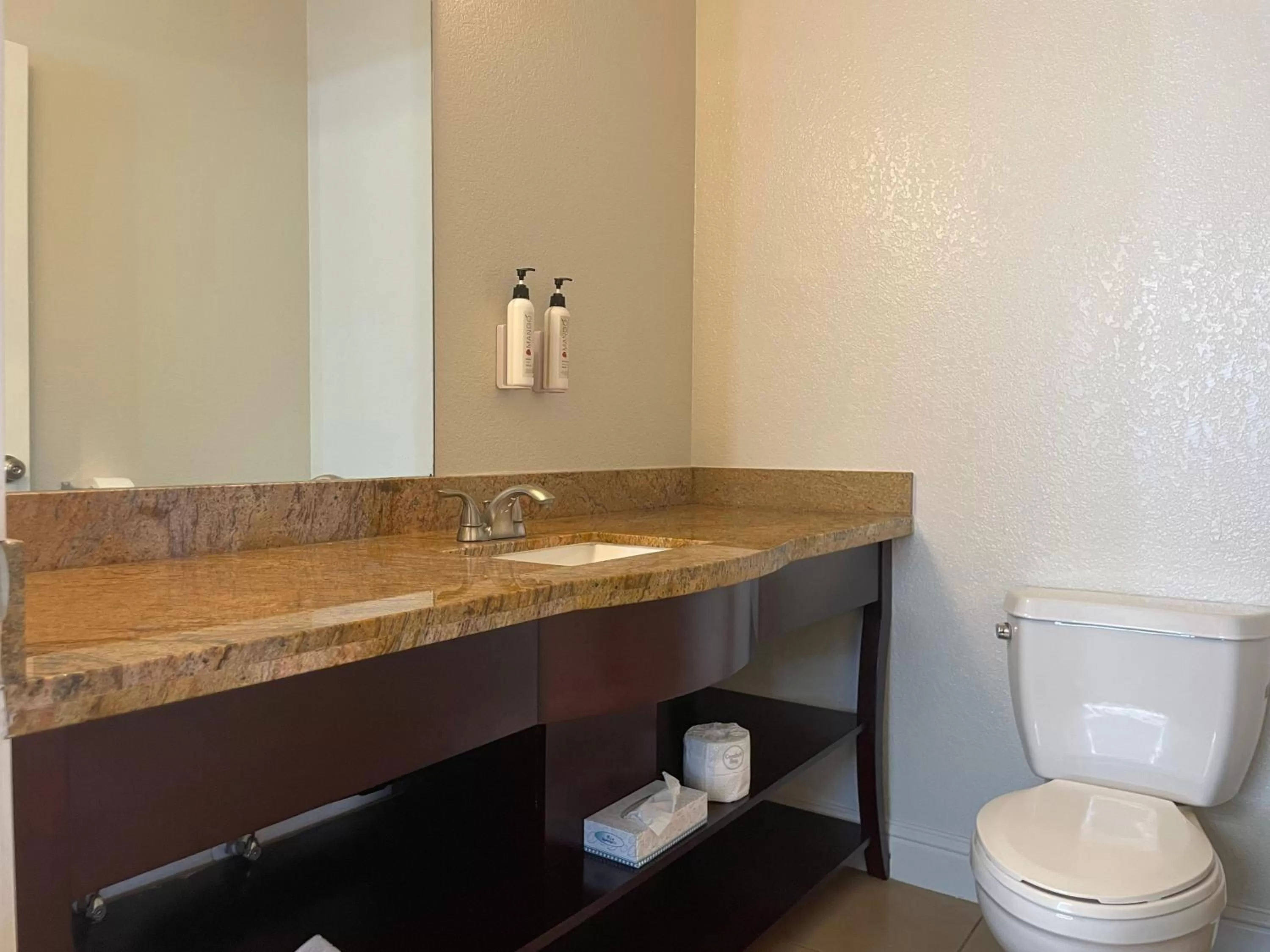 Toilet in Hotel Solares