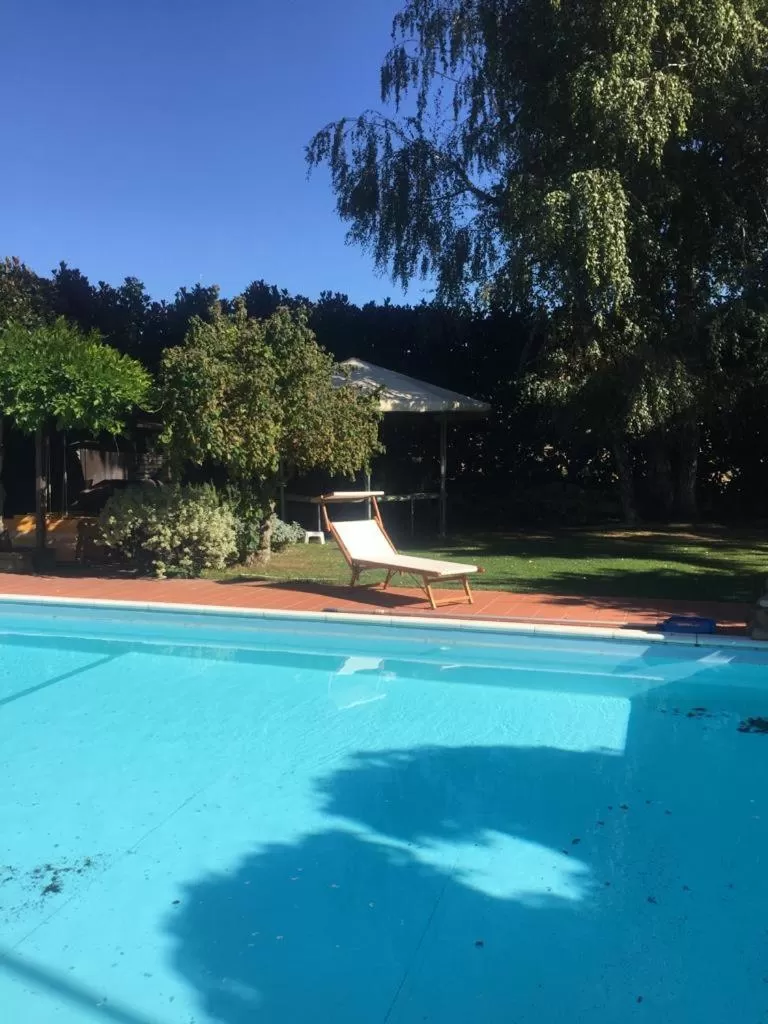 Swimming pool in La Pergola B&B