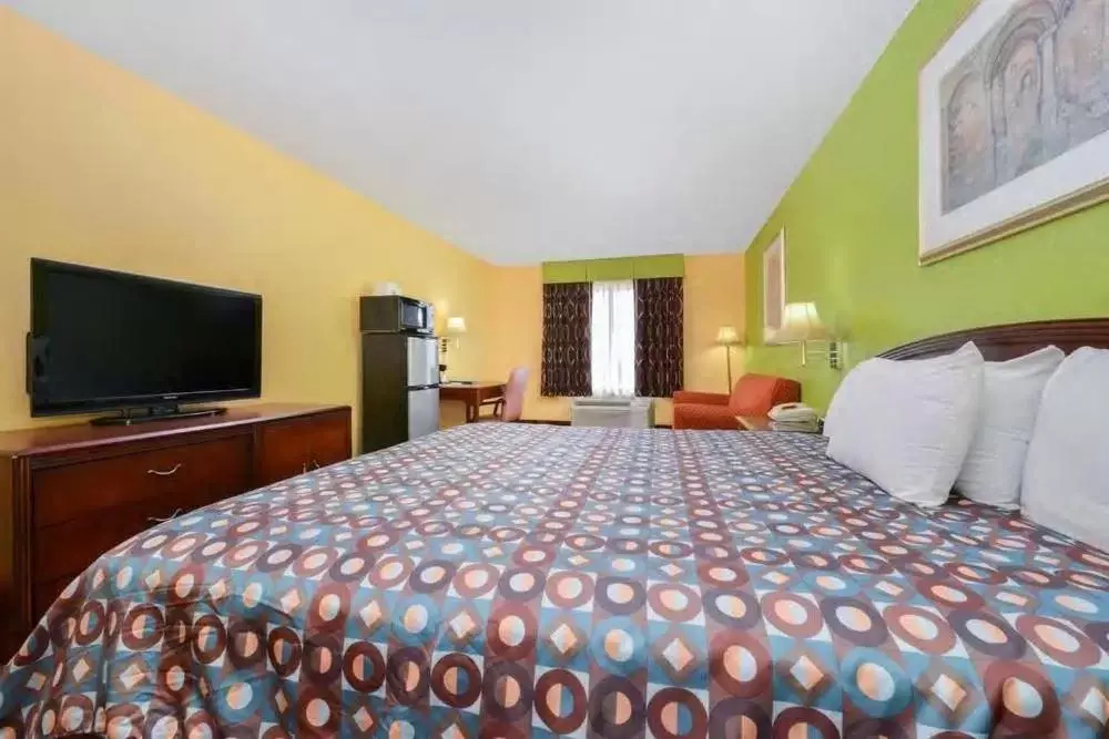 Bed in Super 8 by Wyndham Lake of the Ozarks