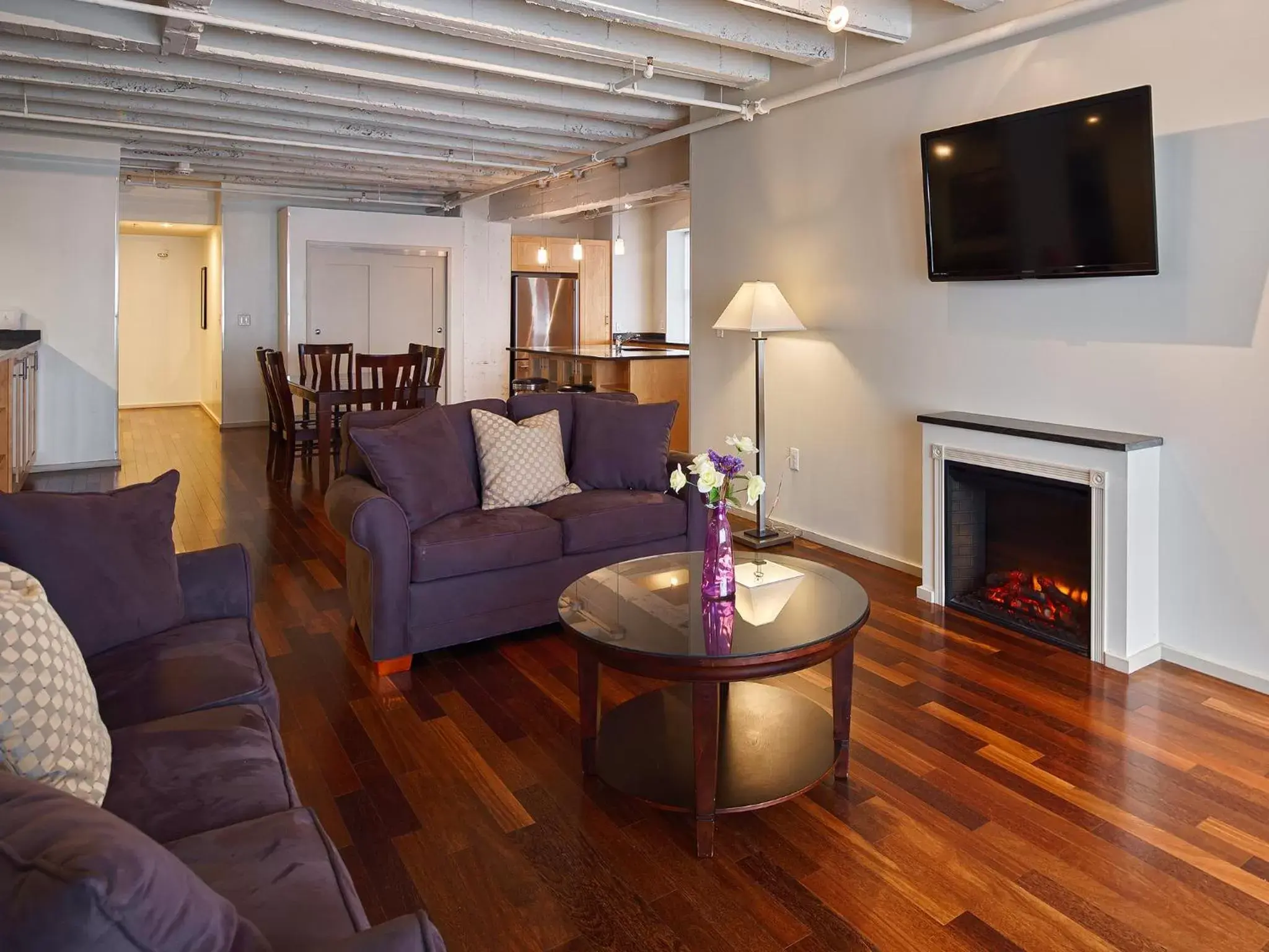 Kitchen or kitchenette, Seating Area in Grand Eastonian Suites Hotel