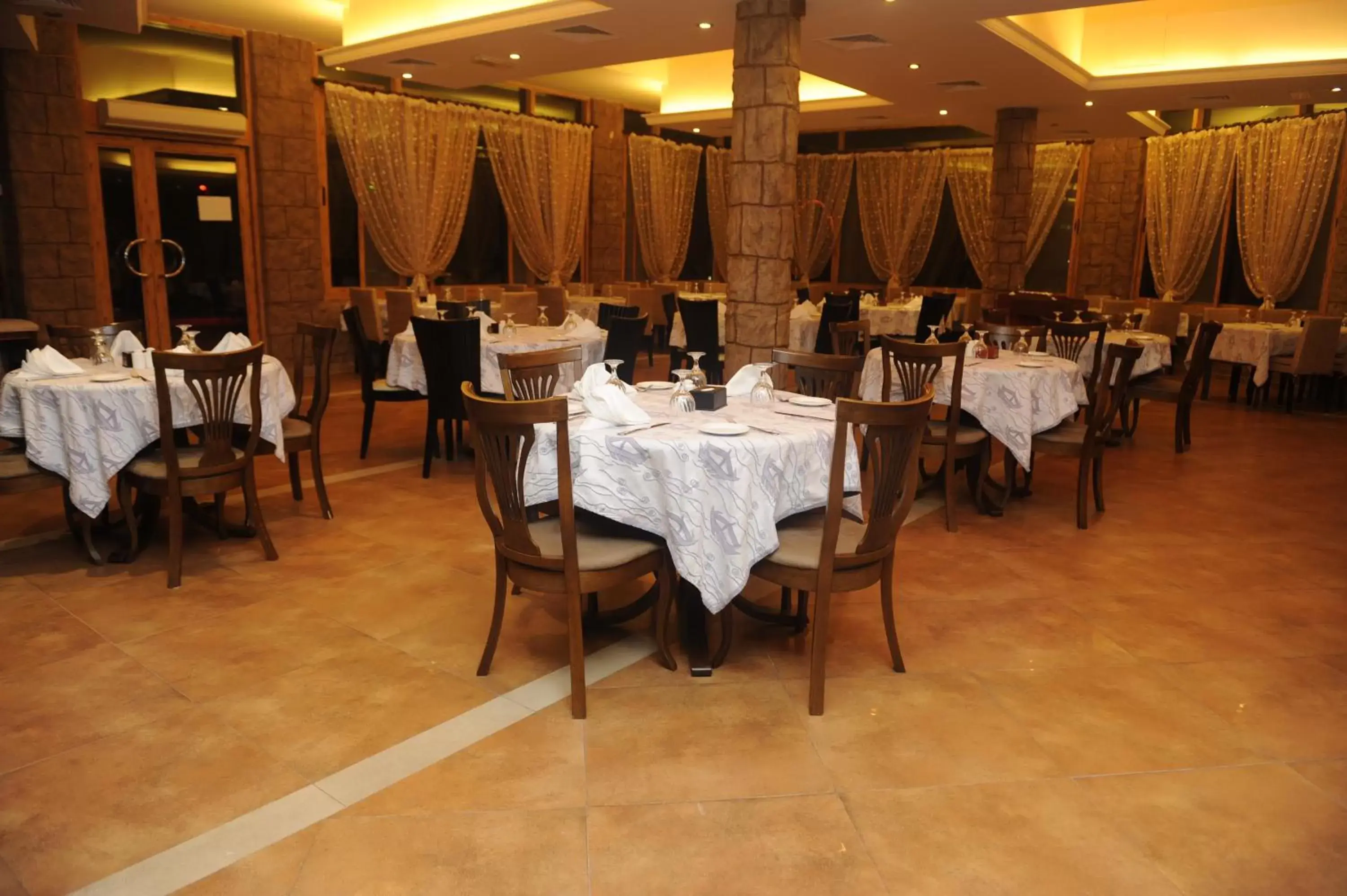 Restaurant/Places to Eat in Sandy Beach Hotel & Resort