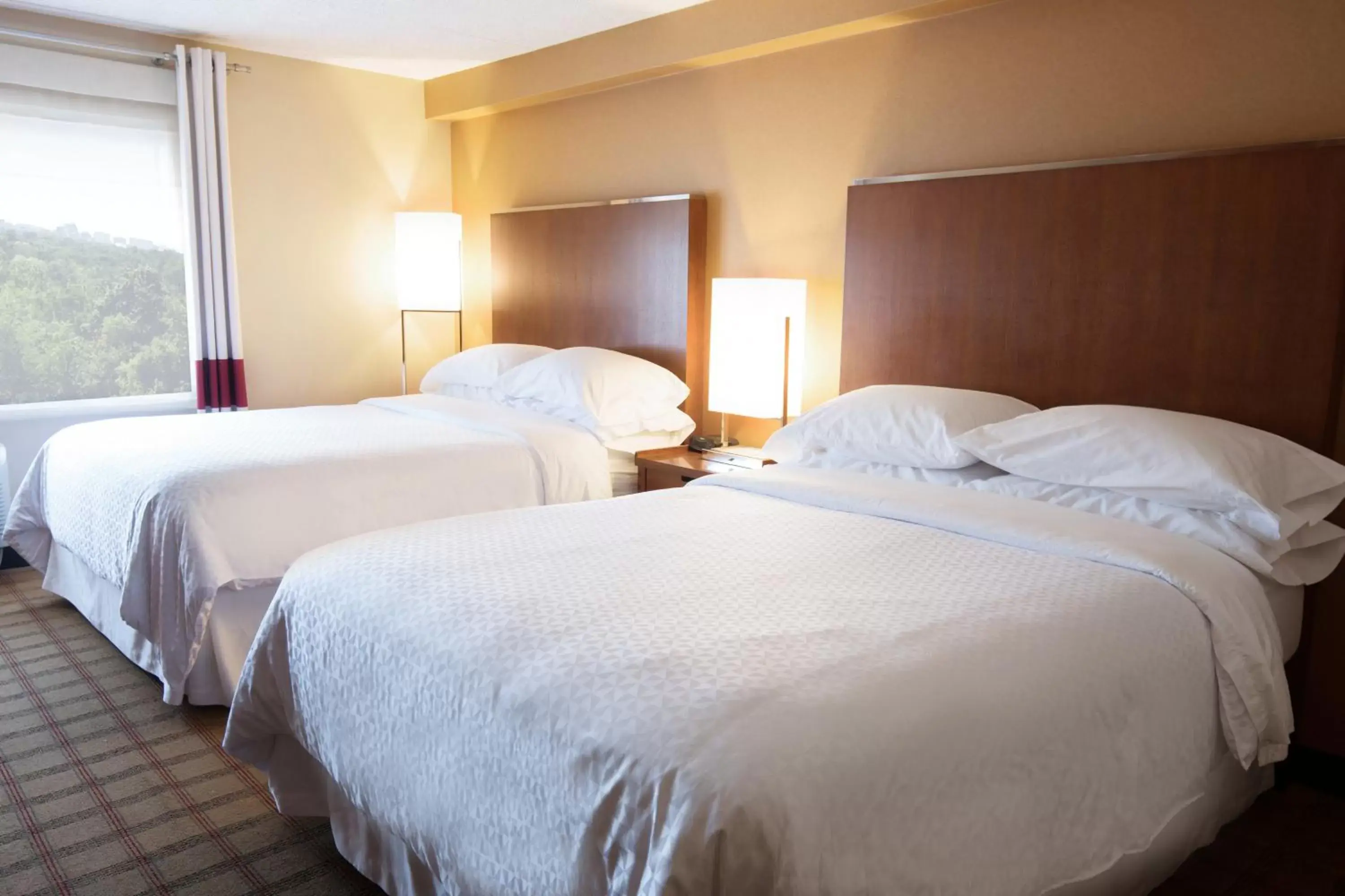 Photo of the whole room, Bed in Four Points by Sheraton Winnipeg South