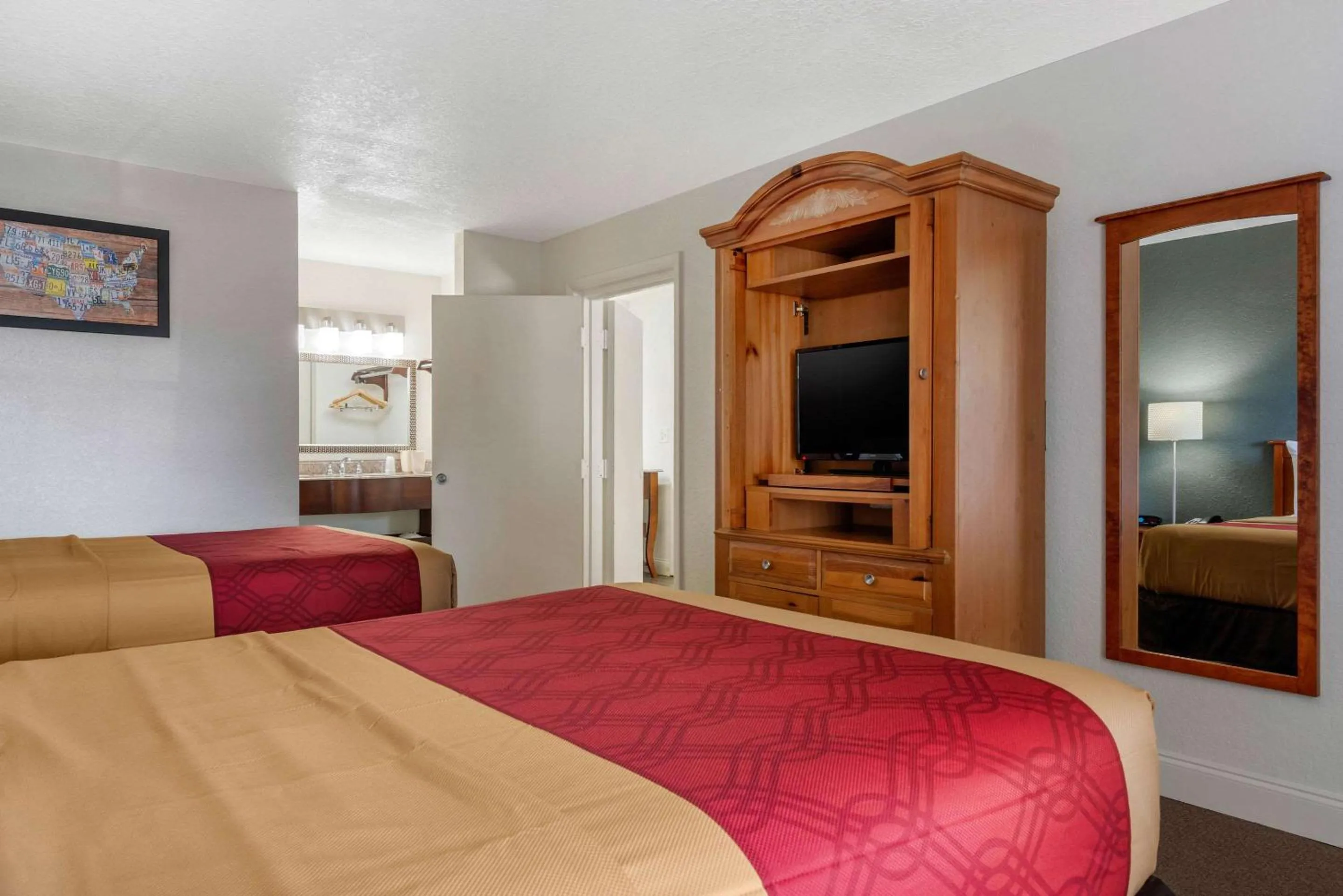 Bedroom, Bed in Econo Lodge Airport - RJ Stadium