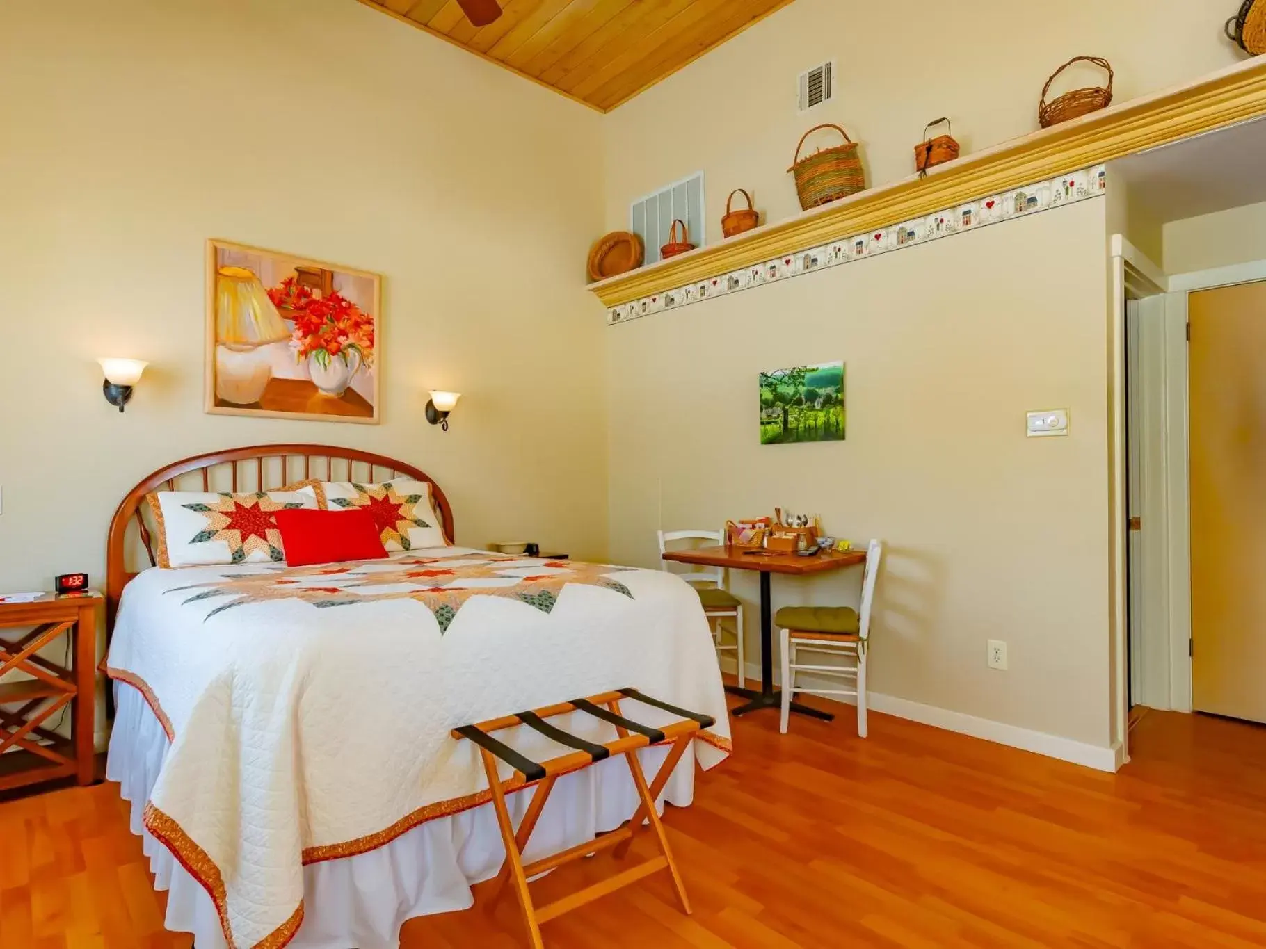 Deluxe Suite in Shaker Mill Inn Deluxe Suite in Shaker Mill Inn