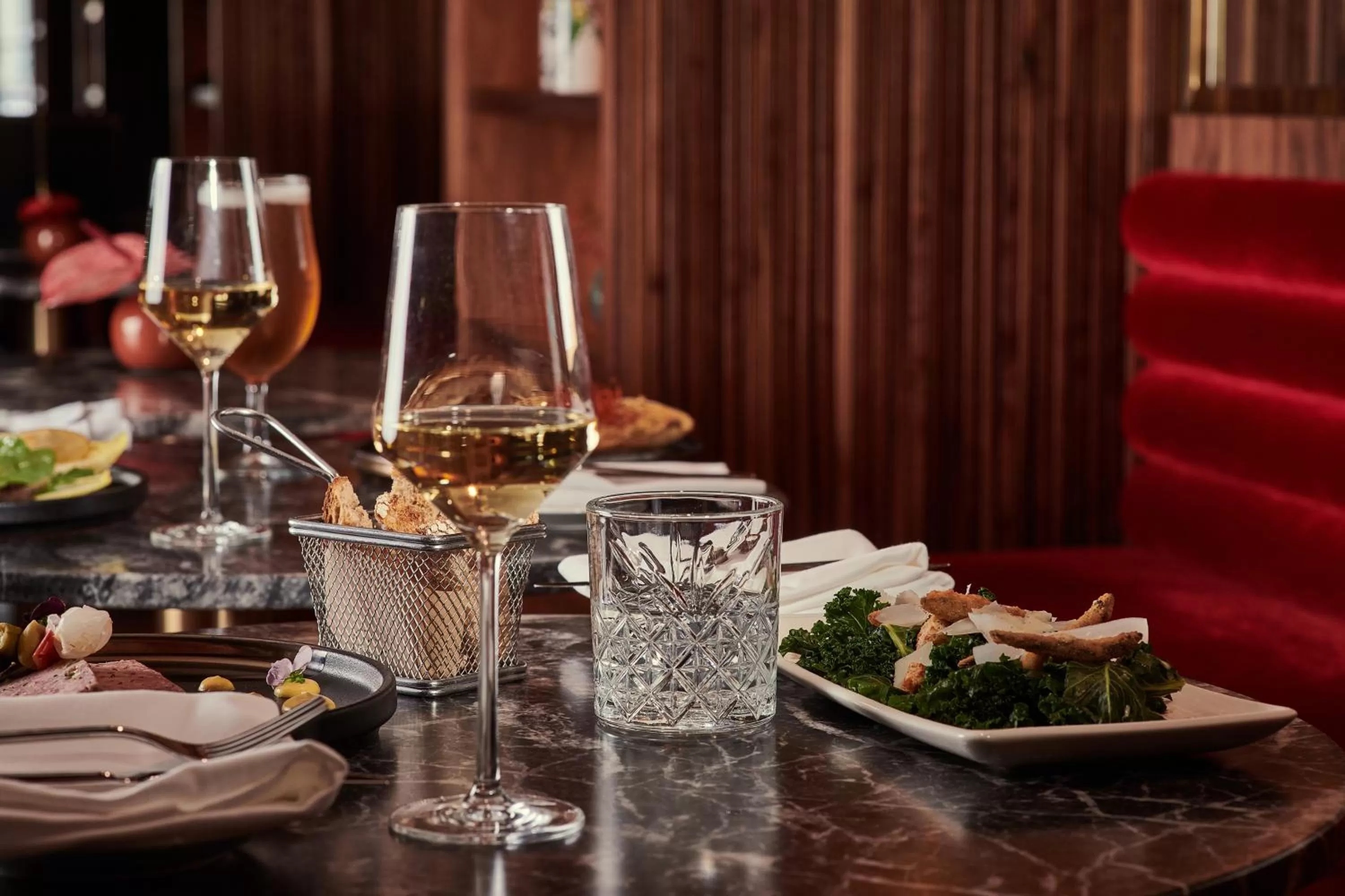 Restaurant/places to eat in Melia White House Hotel