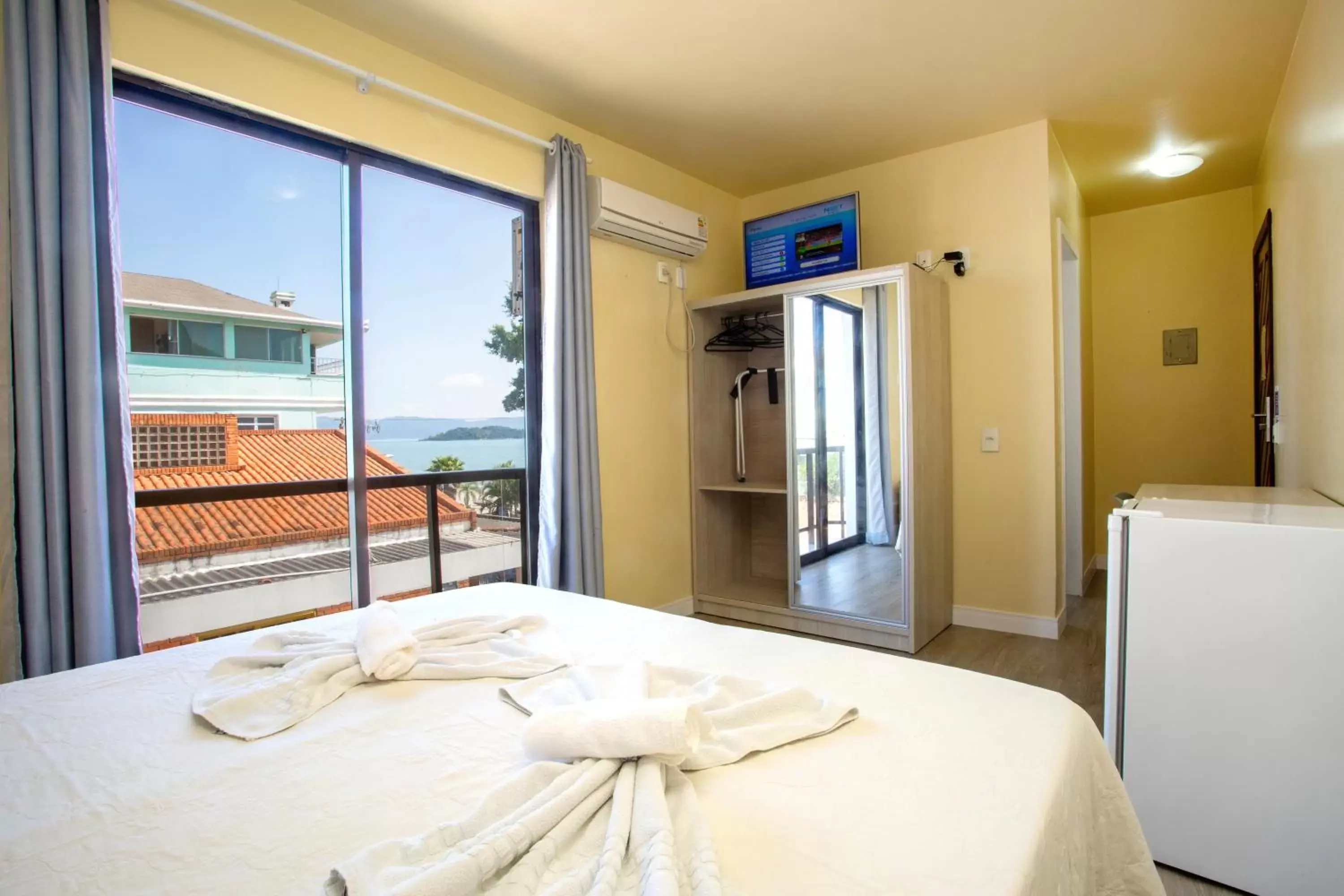Deluxe Double Room with Side Sea View in Hotel Vila Mar Deluxe Double Room with Side Sea View in Hotel Vila Mar