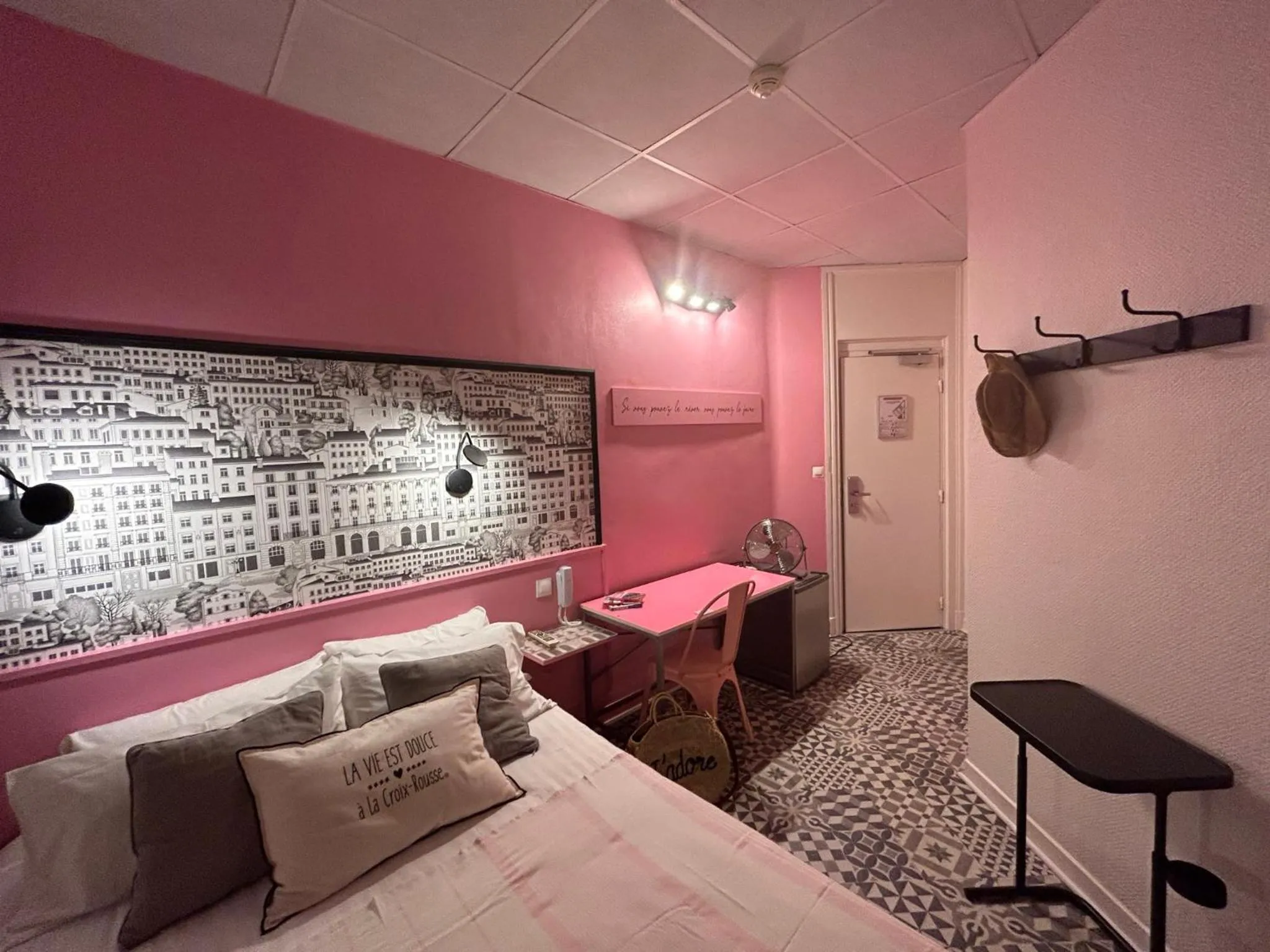 Bed in Hôtel de la Croix-Rousse