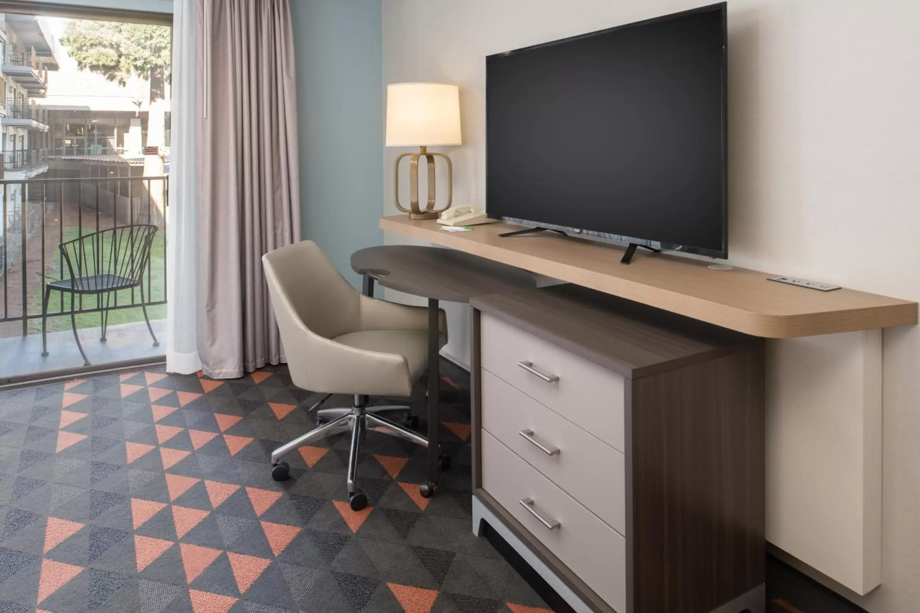 TV and multimedia, TV/Entertainment Center in Holiday Inn - Portland - Columbia Riverfront, an IHG Hotel