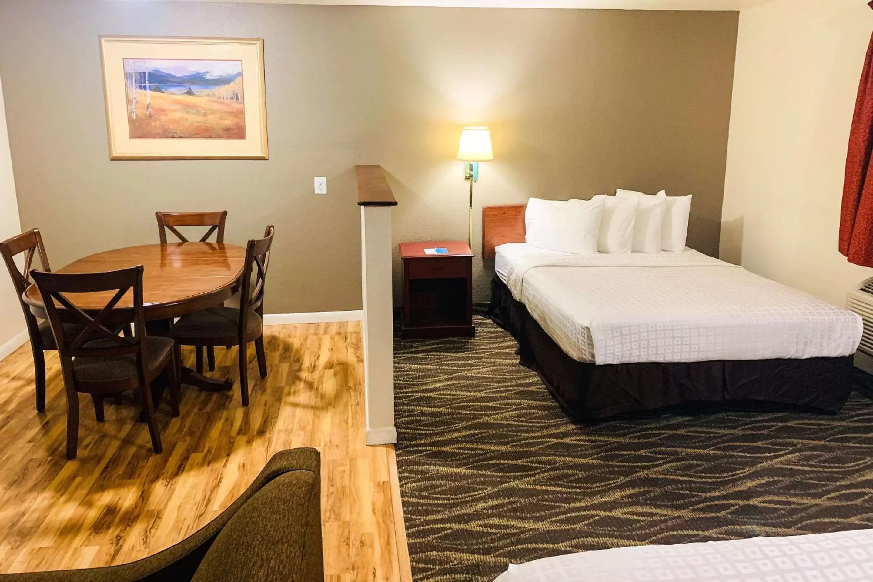 Photo of the whole room, Bed in Rodeway Inn & Suites Sheridan