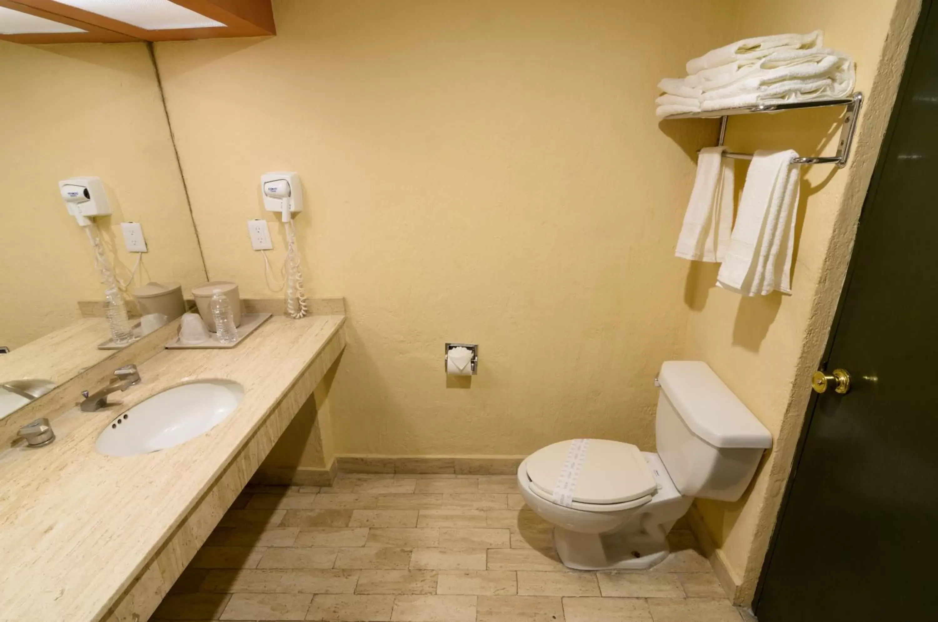 Bathroom in Hotel San Francisco Leon