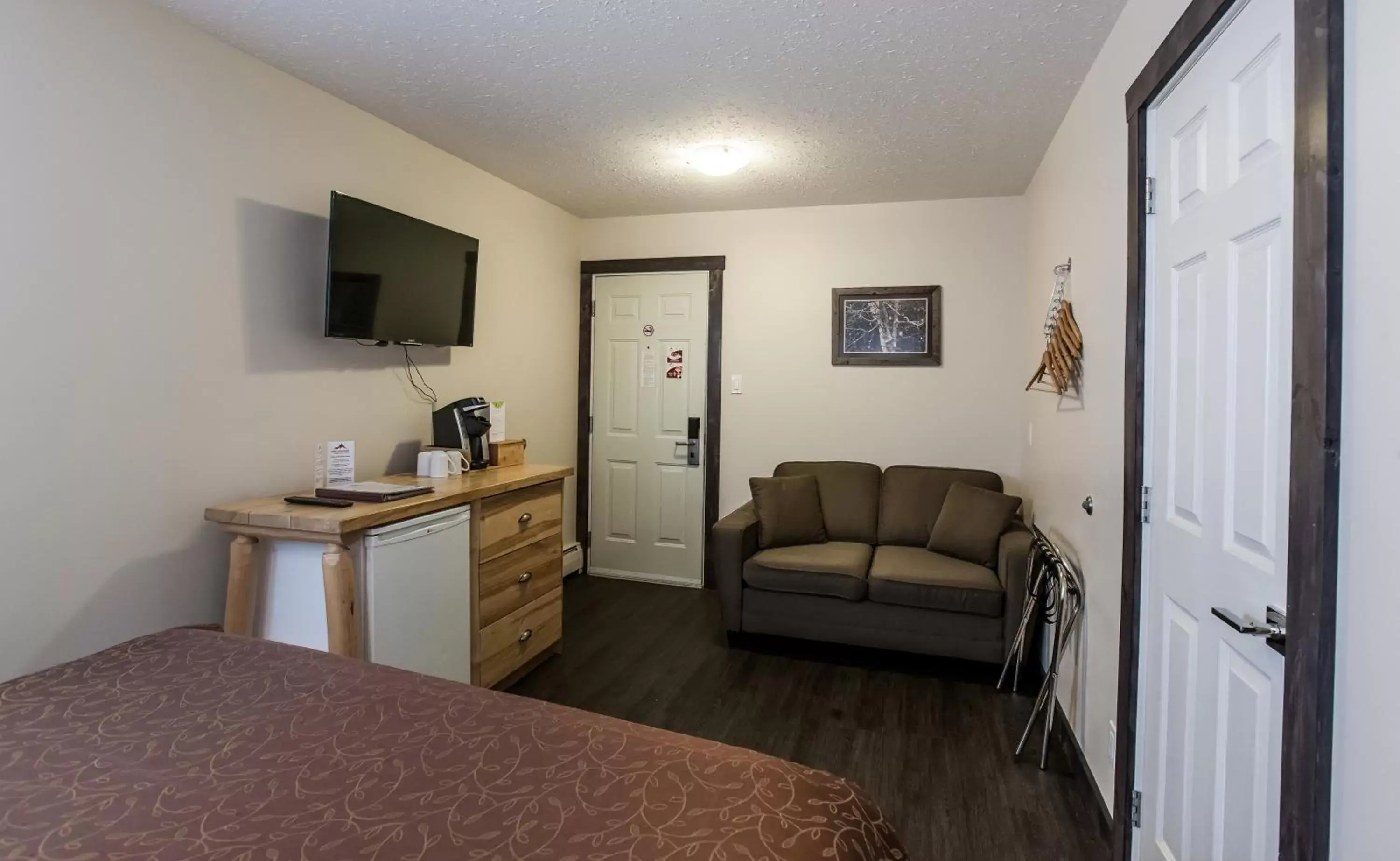 Living room, Seating Area in Swiss Chalet Motel