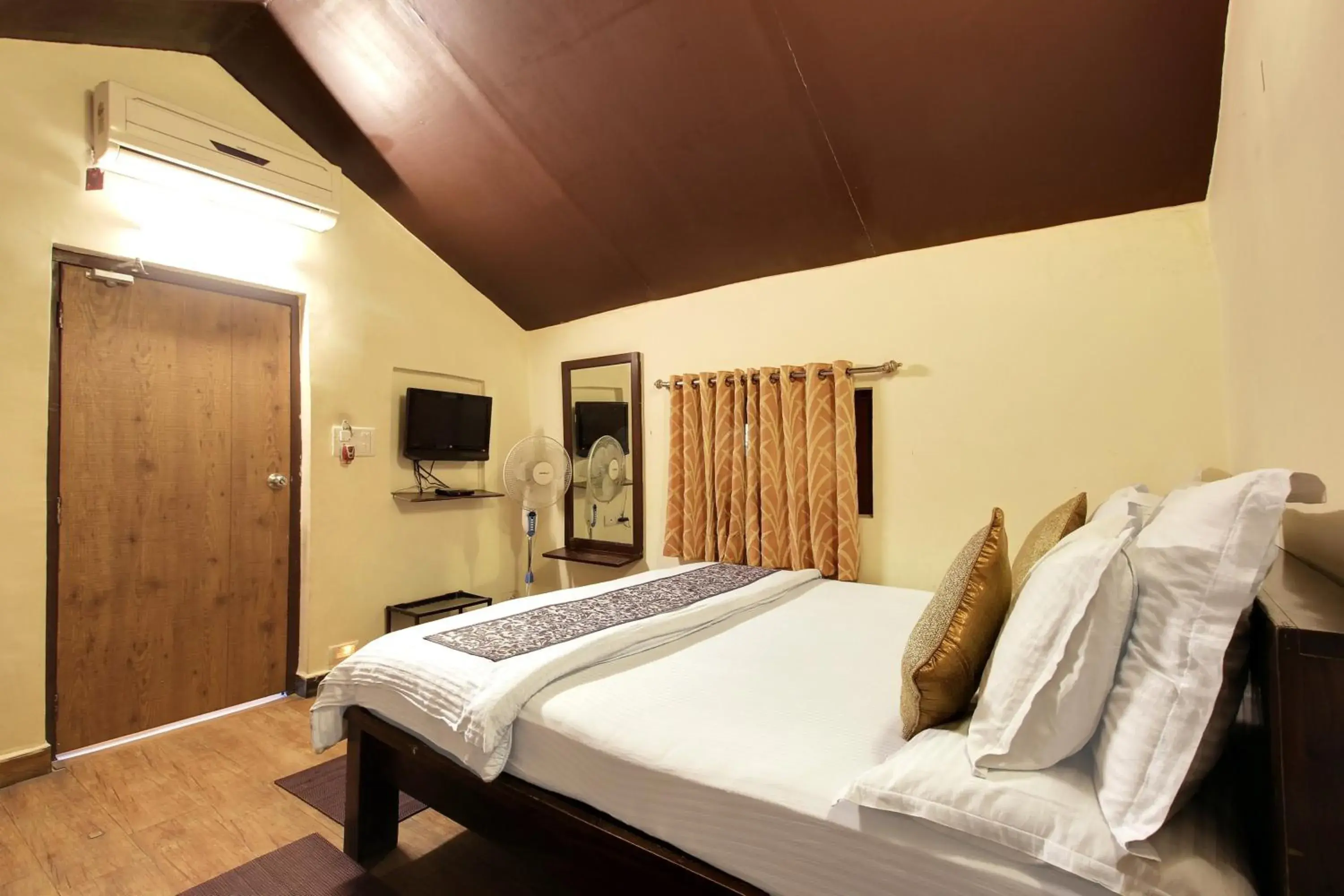 Bedroom, Bed in Hill 'N' You - A Boutique Garden Resort