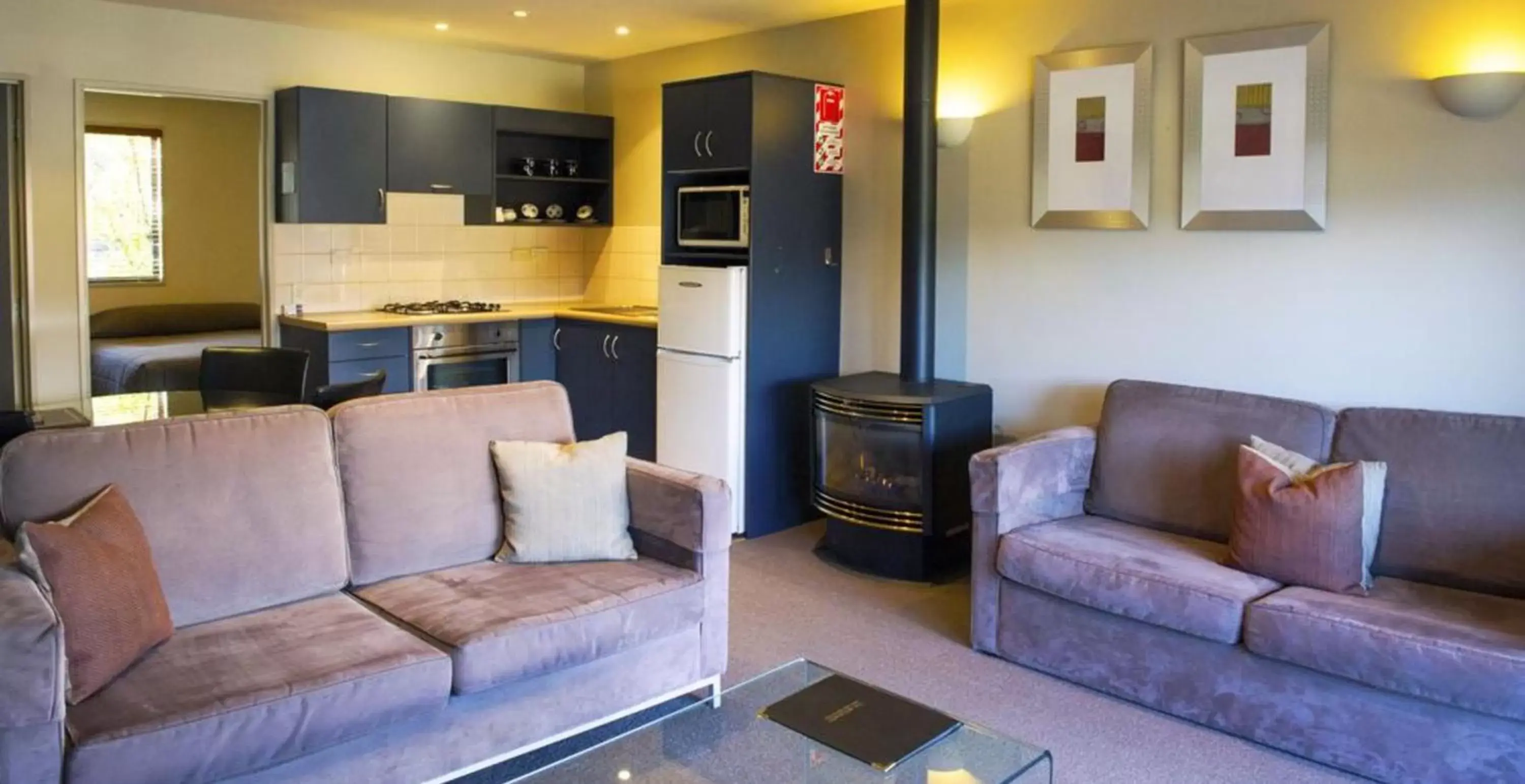 Kitchen or kitchenette, Seating Area in The Moorings Motel and Apartments