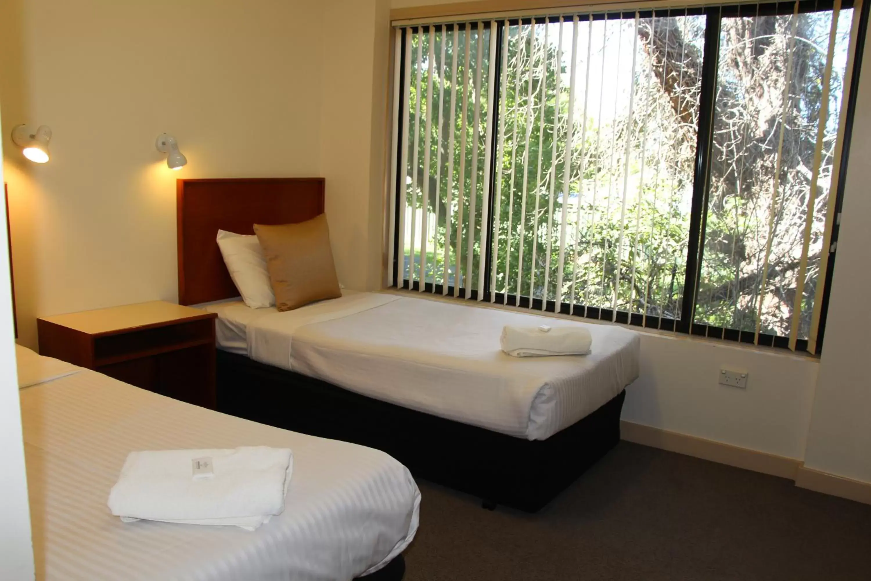 Bedroom, Bed in The Pioneer Way Motel